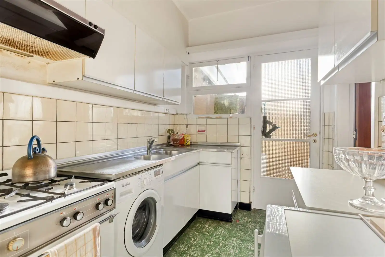 Woning in rusige woonwijk met aparte garage foto 16