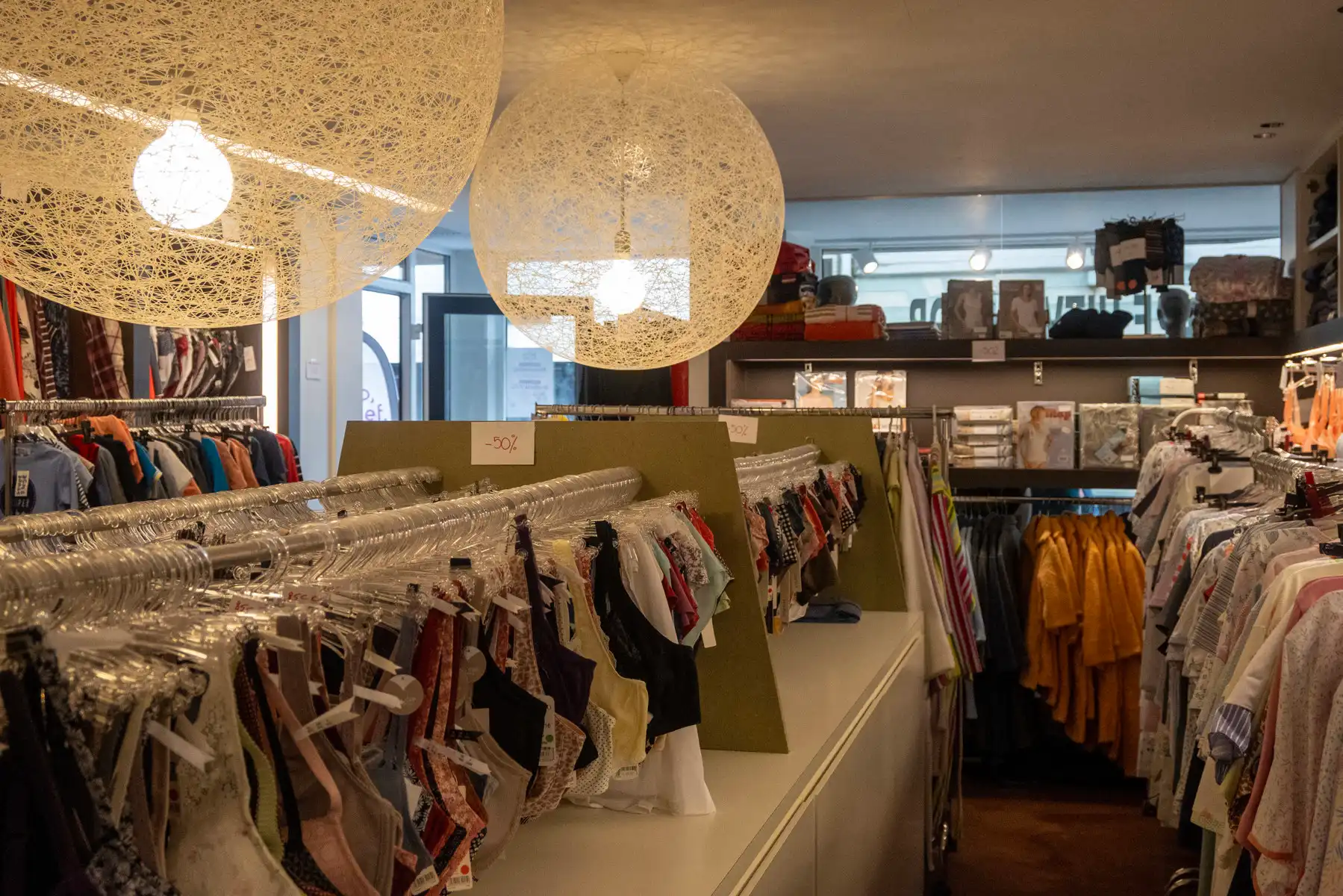 Ingerichte lingeriezaak in het centrum van Gistel. foto 5