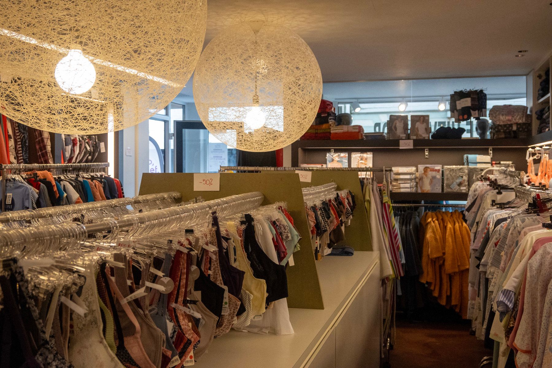 Ingerichte lingeriezaak in het centrum van Gistel. foto 5