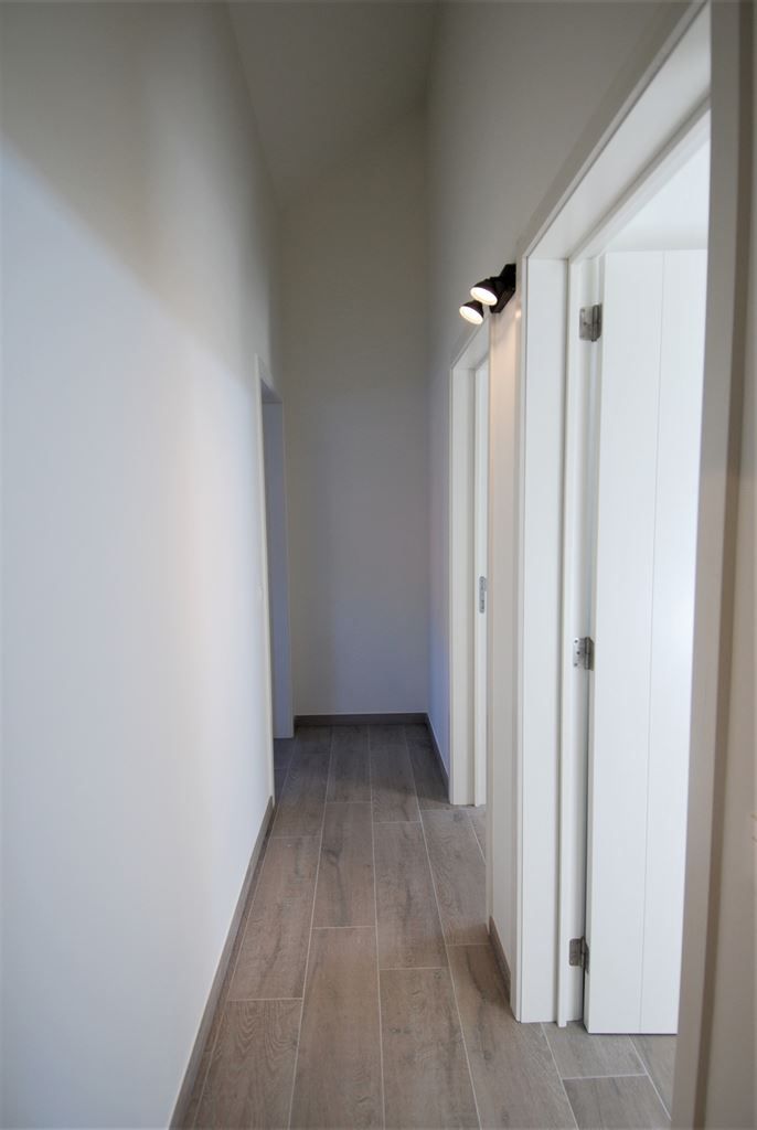 Volledig gerenoveerd duplex-appartement met 2 slaapkamers in het centrum van Maaseik met moderne afwerking. foto 9