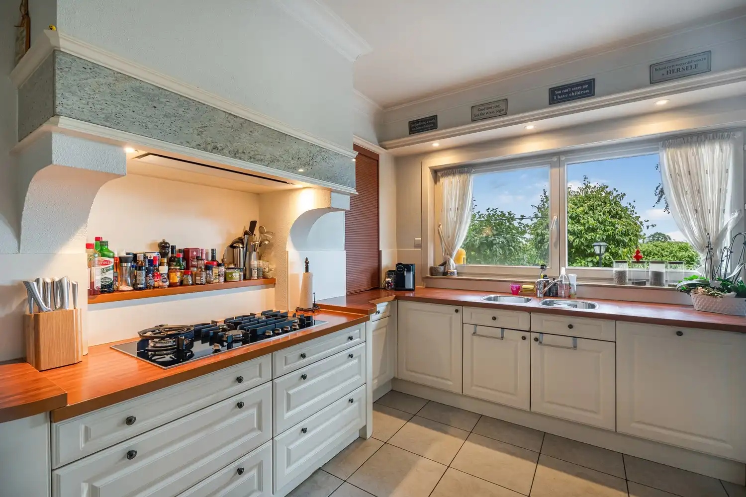 Verrassend ruime villa met 5 slaapkamers, praktijkruimte, zwembad en eindeloze mogelijkheden foto 8