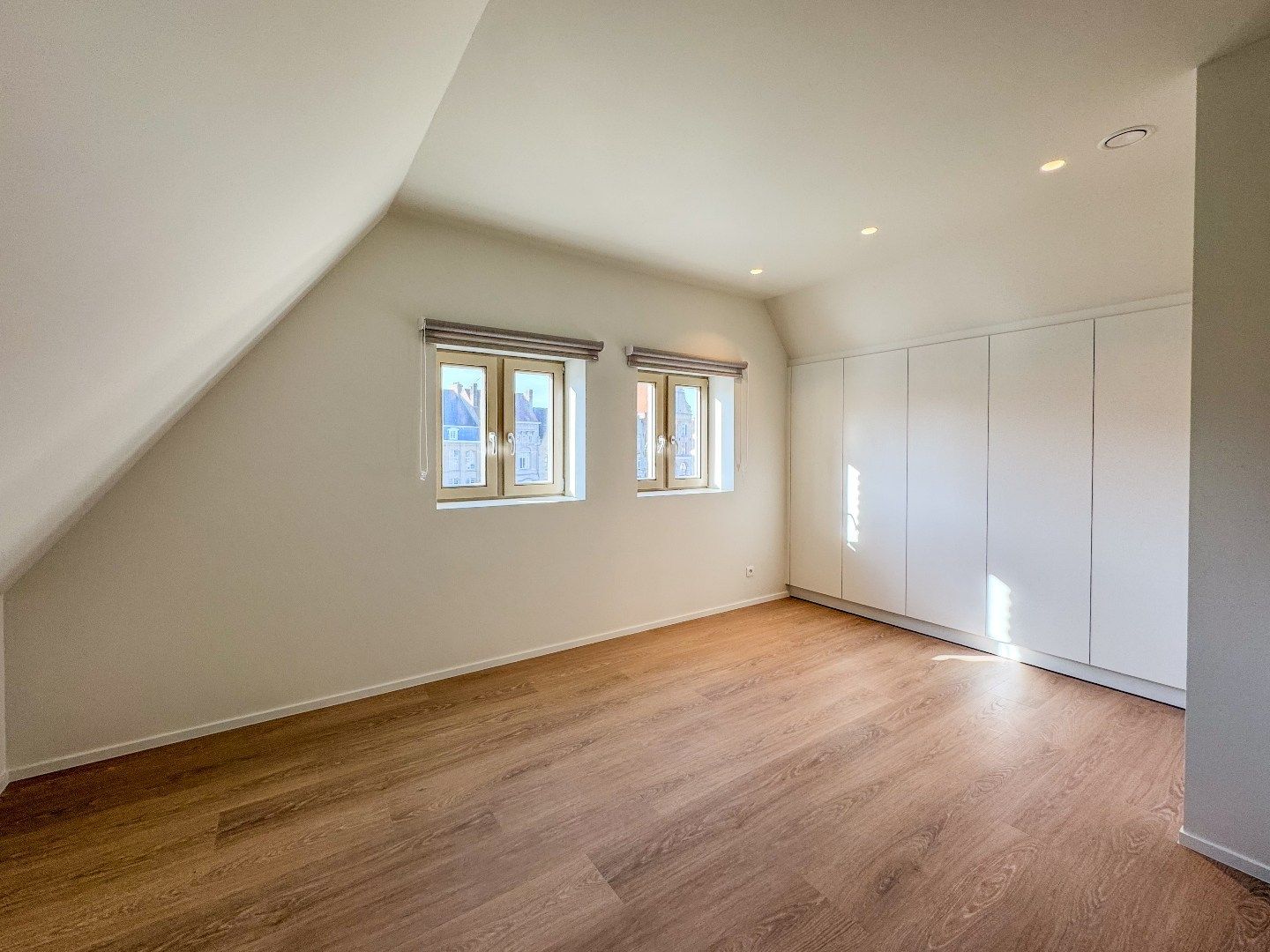 Ruim appartement met 2 slaapkamers en terras in het centrum. foto 19