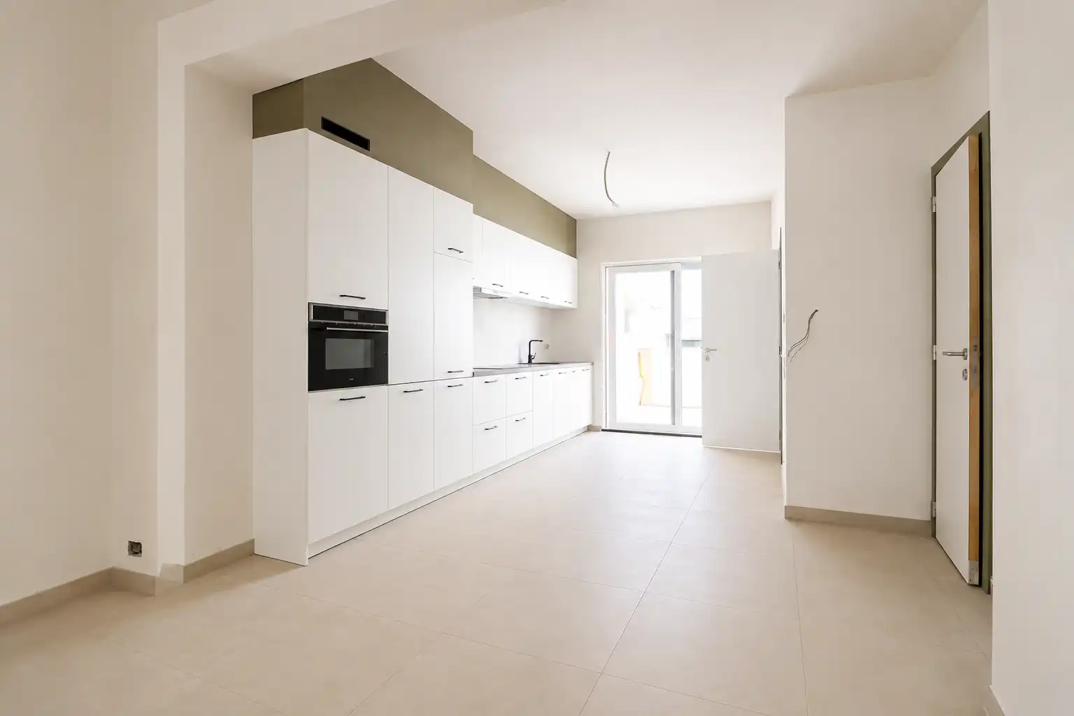 Zeer ruim en instapklaar gelijkvloersappartement (105 m²) met 2 slaapkamers en grote tuin. foto 9