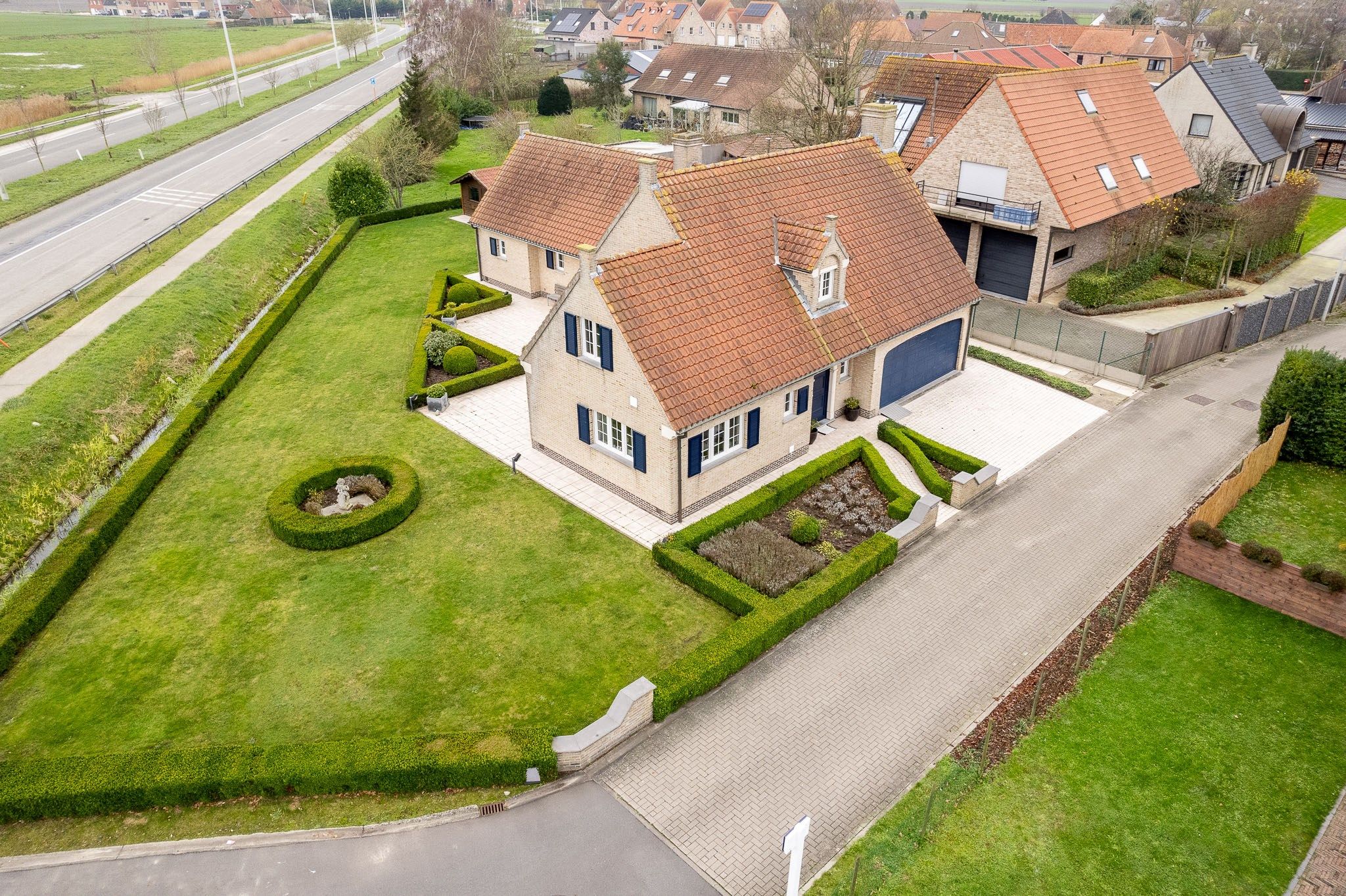 Instapklare en alleenstaande villa op 970 m² te Knokke-Heist. foto 27