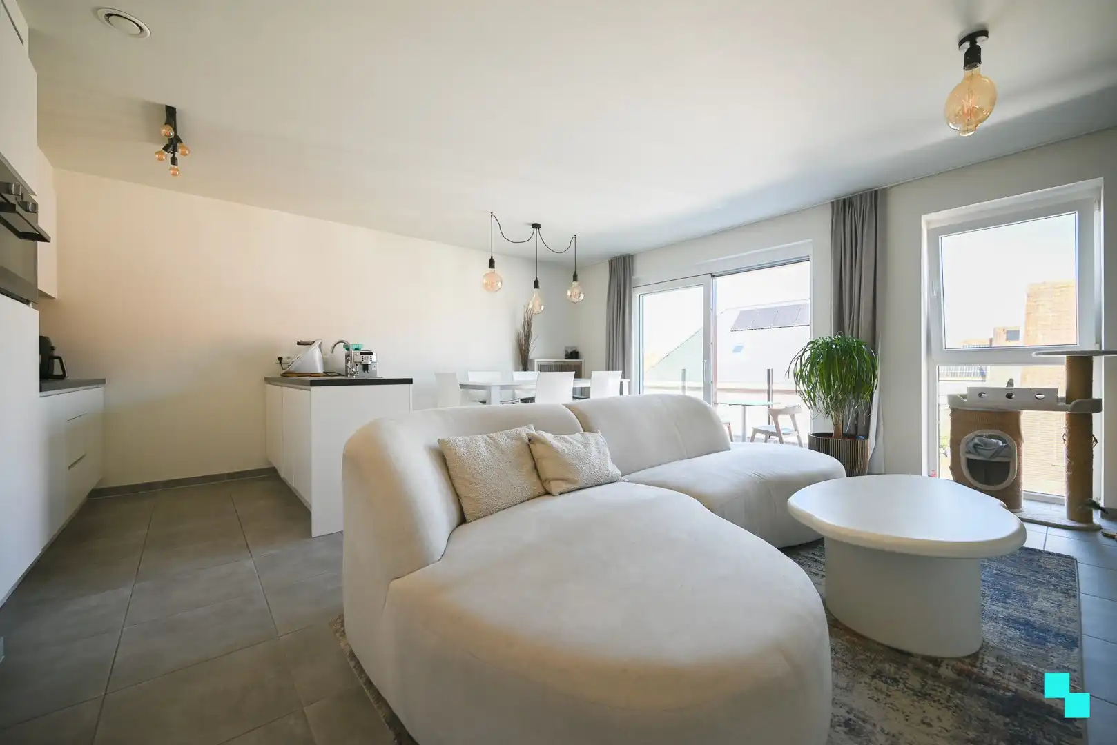 Instapklaar appartement met divers maatmeubilair te Izegem (Emelgem) foto 4