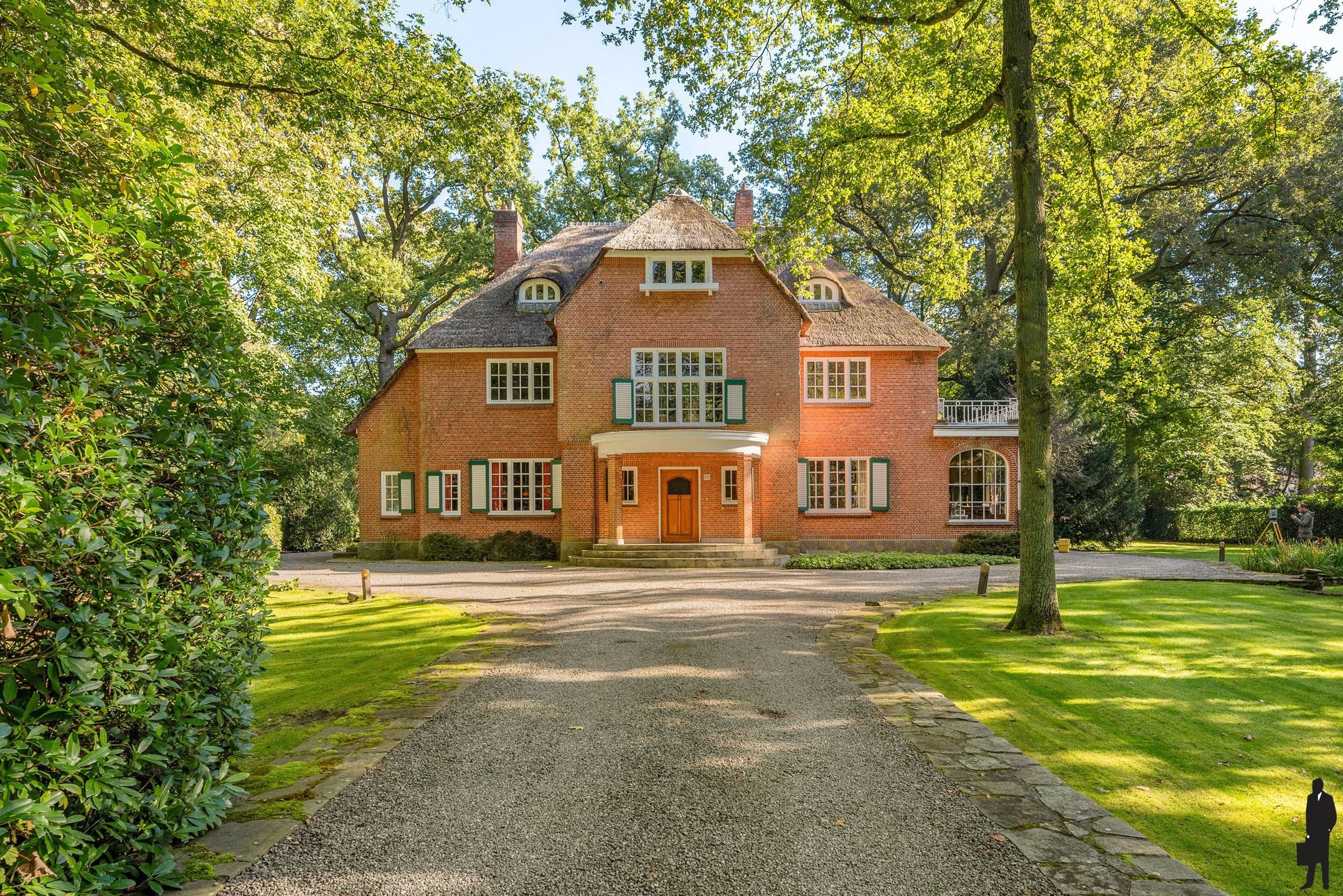 Hoofdfoto van de publicatie: In Vriesdonk, rietgedekte karaktervolle villa op ca. 13.670m² (inclusief bouwgrond van ca. 4.543m²!).