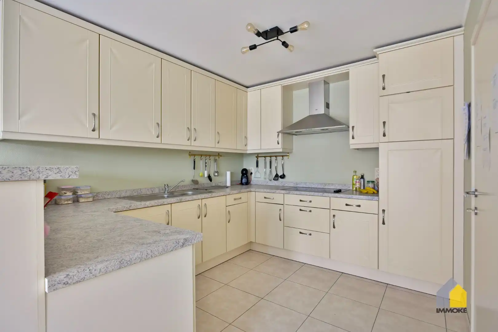 Gelijkvloers appartement (120 m²) met ruime woonkamer, 2 slpks. en terras. foto 4