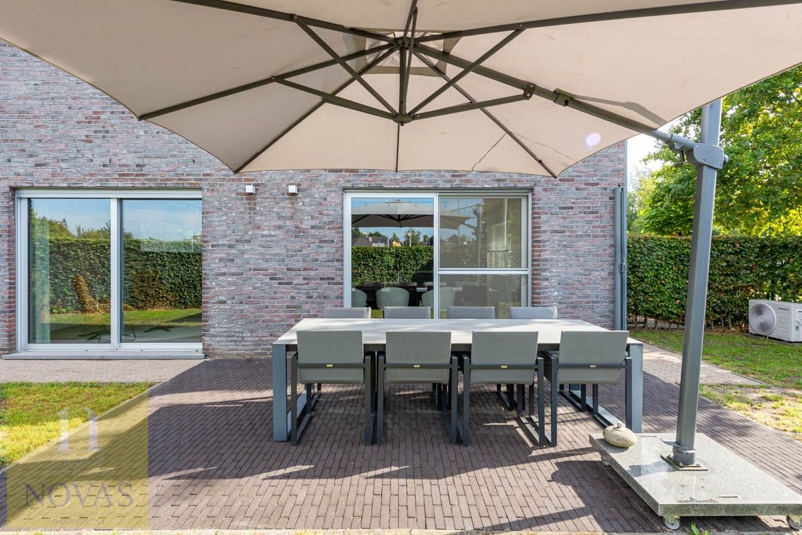 Ruime instapklare woning met 4 tot 5 slaapkamers, zonnepanelen, airco, inpandige garage en buitenstaanplaatsen foto 32