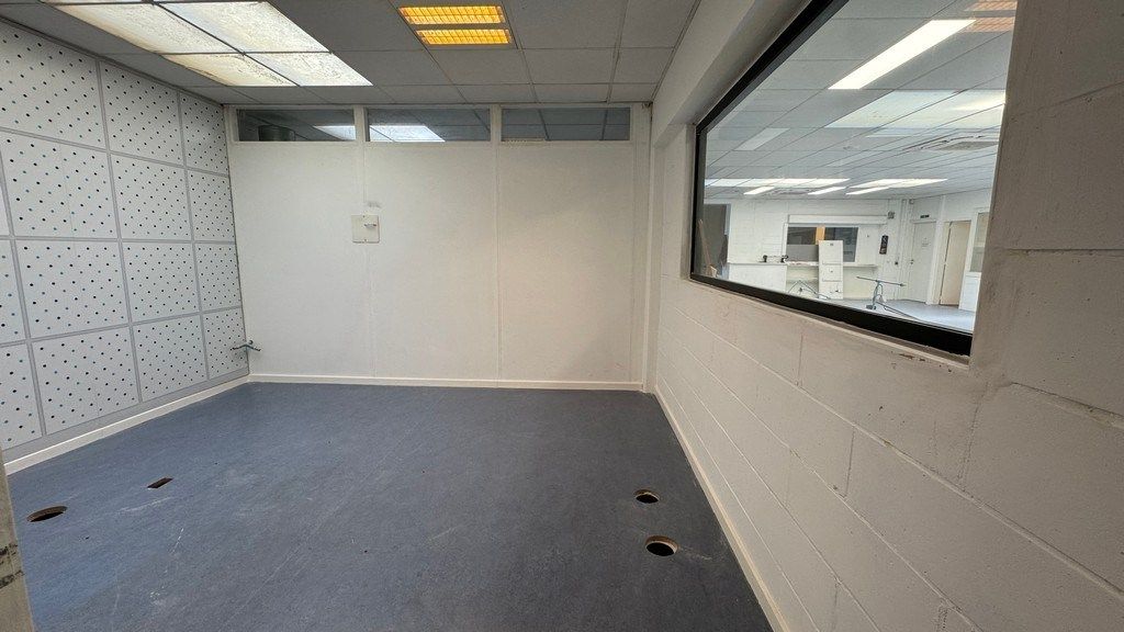 Kantoorruimte met stockageruimte te huur vlakbij klaverblad in Gent foto 17