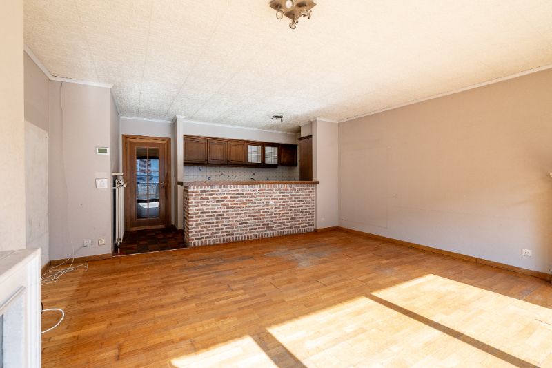 Op te knappen appartement met 3 slpks en afgesloten garage. foto 4