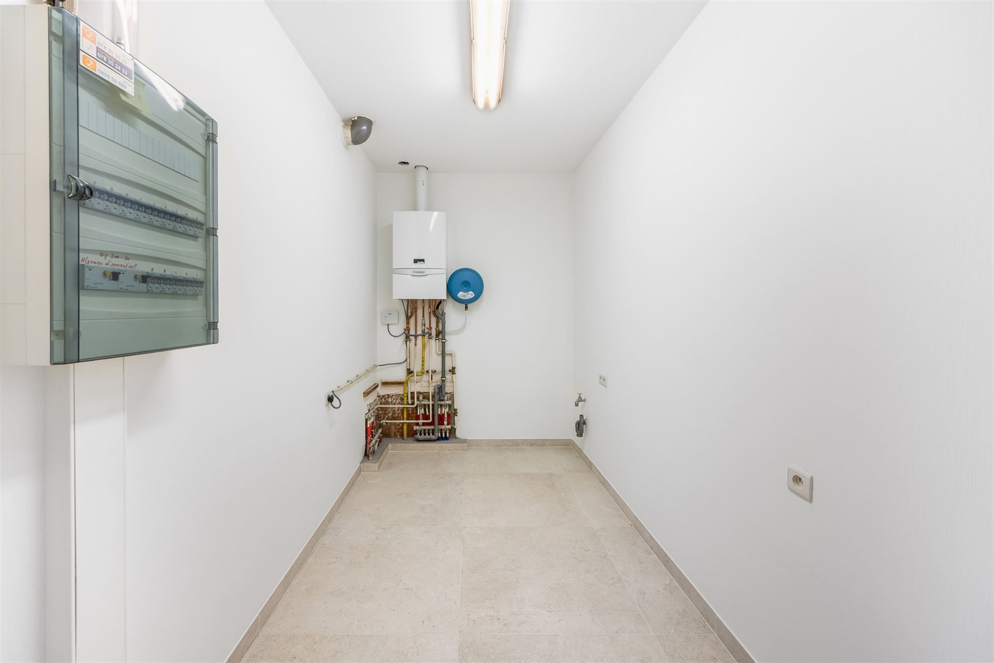 VOLLEDIG INSTAPKLAAR GELIJKVLOERS APPARTEMENT (145M²) MET 2 SLAAPKAMERS, INPANDIGE GARAGE EN TUIN/KOER TE BERINGEN-CENTRUM foto 15
