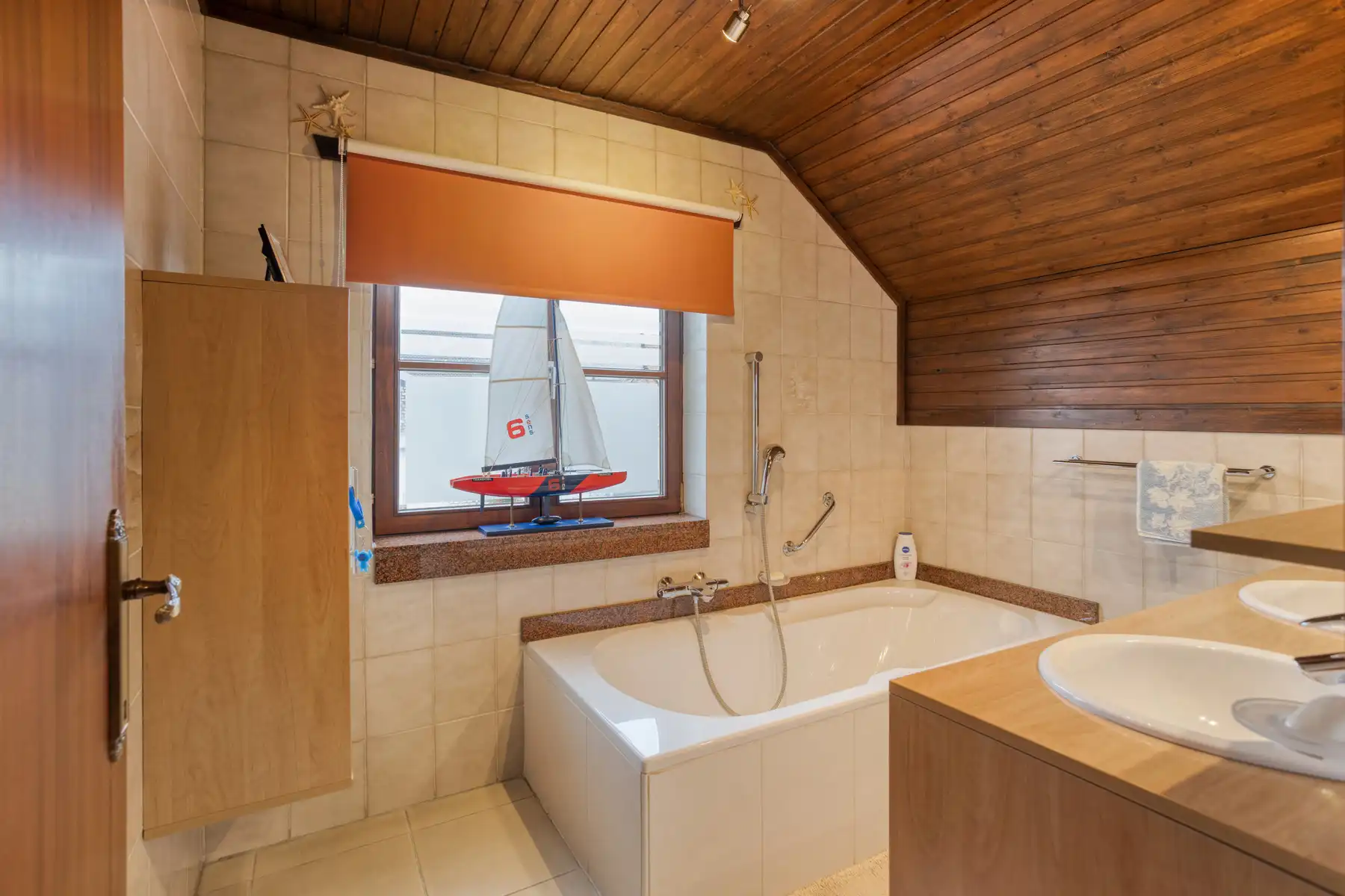 Halfopen met grote slaapkamers en zuidgerichte tuin foto 19