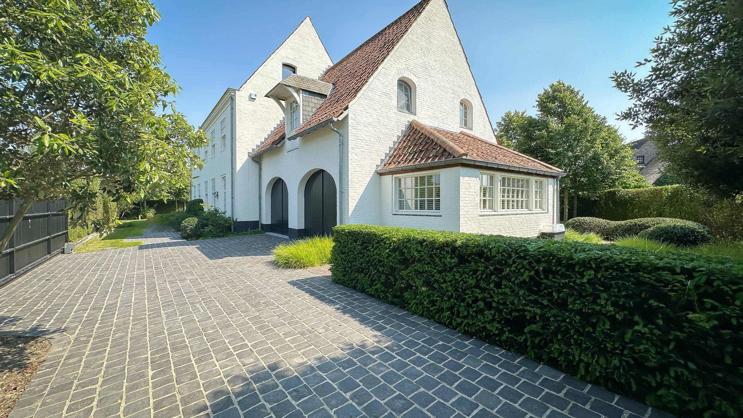 Recent gebouwde (2018) vrijstaande villa met 5 slaapkamers.. foto {{pictureIndex}}