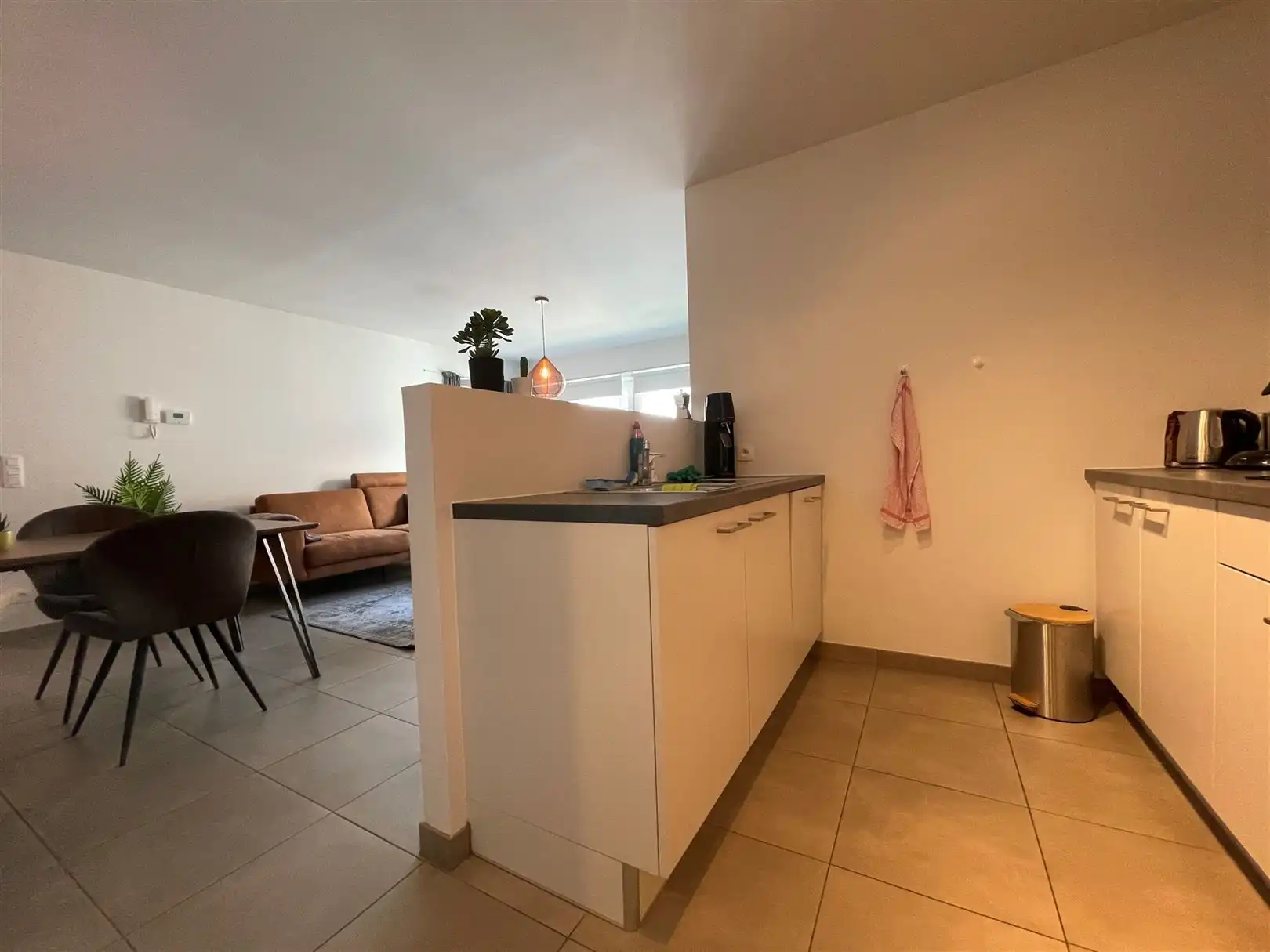 Centraal  gelegen appartement met autostaanplaats foto 18