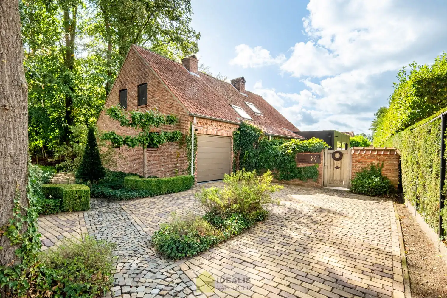 IDYLLISCH GELEGEN BIJZONDERE EIGENDOM BESTAANDE UIT RIANT WOONHUIS, APART BEWOONBAAR BIJGEBOUW EN ATELIER OMGEVEN DOOR EEN SCHITTERD AANGELEGDE TUIN EN WEILAND. Het domein is toegankelijk zowel aan de mooie Urnenveldstraat doch ook via een uitzonderlijk mooie oprijlaan toegankelijk langs de boszijde van het perceel. Deze vrijstaande woning, gebouwd in 1986, beschikt over een sfeervolle leefruimte in vol contact met de tuin en biedt een heerlijke atmosfeer dankzij de centraal geplaatste speksteenkachel. Op de verdieping beschikt de woning over slaapkamers en sanitair. Een absolute meerwaarde is het afzonderlijk volledig ingericht bijhuisje, centraal op het perceel, voorzien van alle woonfaciliteiten. Verder is er de mogelijkheid om wonen/werken te combineren via het knap afgewerkte atelier, met vergezicht op het eigen weiland. Geschikt voor kandidaten op zoek naar een ruime en instapklare parel met een idyllische uitstraling! foto 2