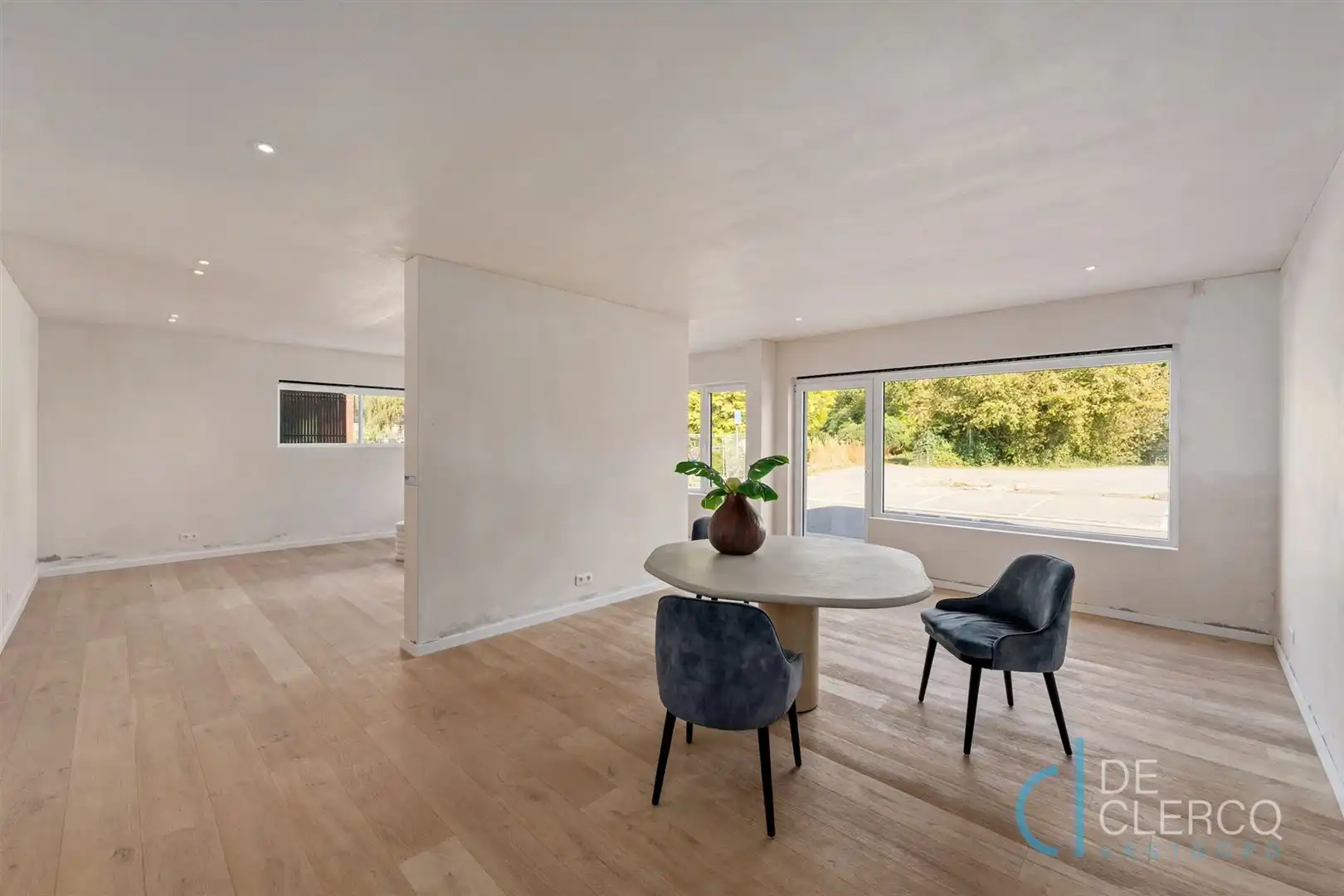 Gerenoveerde woning met oprit te koop in centrum Lochristi!  foto 2