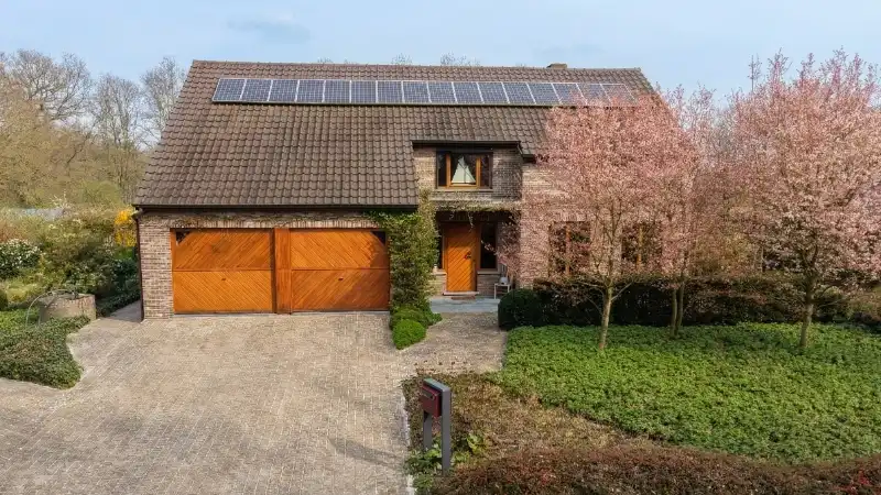 Ruime villa van 302m² op 36 are met zwembad en volledige onderkeldering foto 3