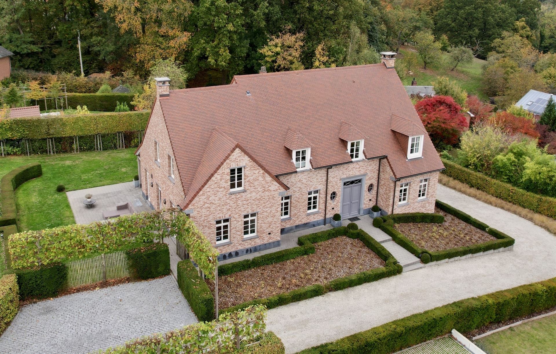 Prachtige, elegante villa op rustige locatie foto {{pictureIndex}}