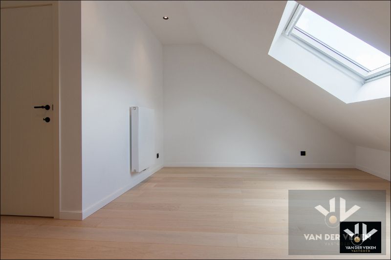 Volledig gerenoveerde, instapklare en energiezuinige rijwoning met 4 slaapkamers, 2 badkamers, zonnig terras, omheinde tuin en privéparking net buiten de Grote Ring van Hasselt. foto 18