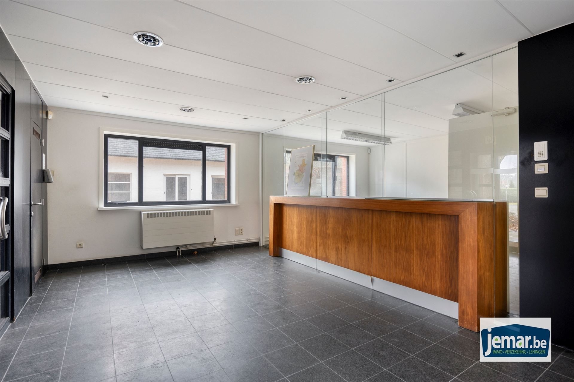 Villa met professionele opslagruimte, kelder en kantoorruimtes. foto 74