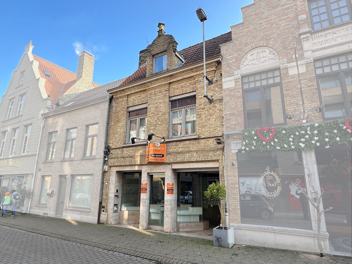 Welgelegen handelspand met ruim appartement. foto {{pictureIndex}}
