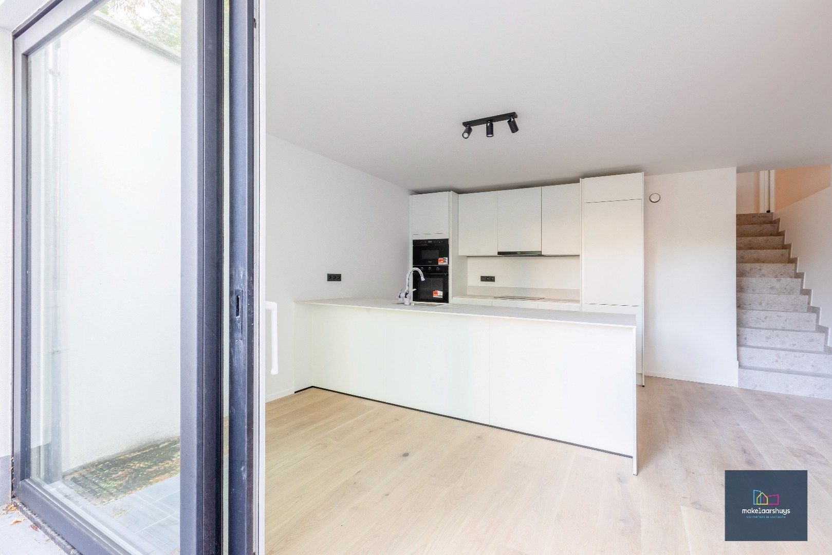 Prachtig  duplex appartement met 4 slpk, 3 badk, grote tuin en parkeergelegenheid foto 7