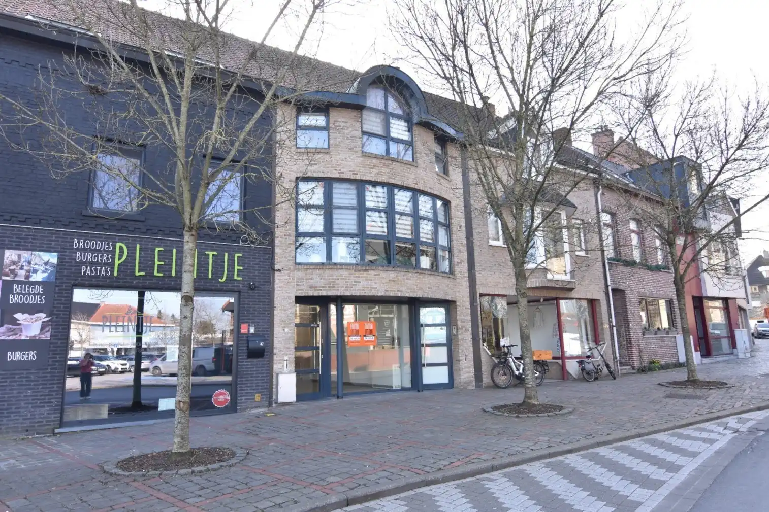 Handelsgelijkvloers (90m²) op topligging in Rumbeke foto {{pictureIndex}}