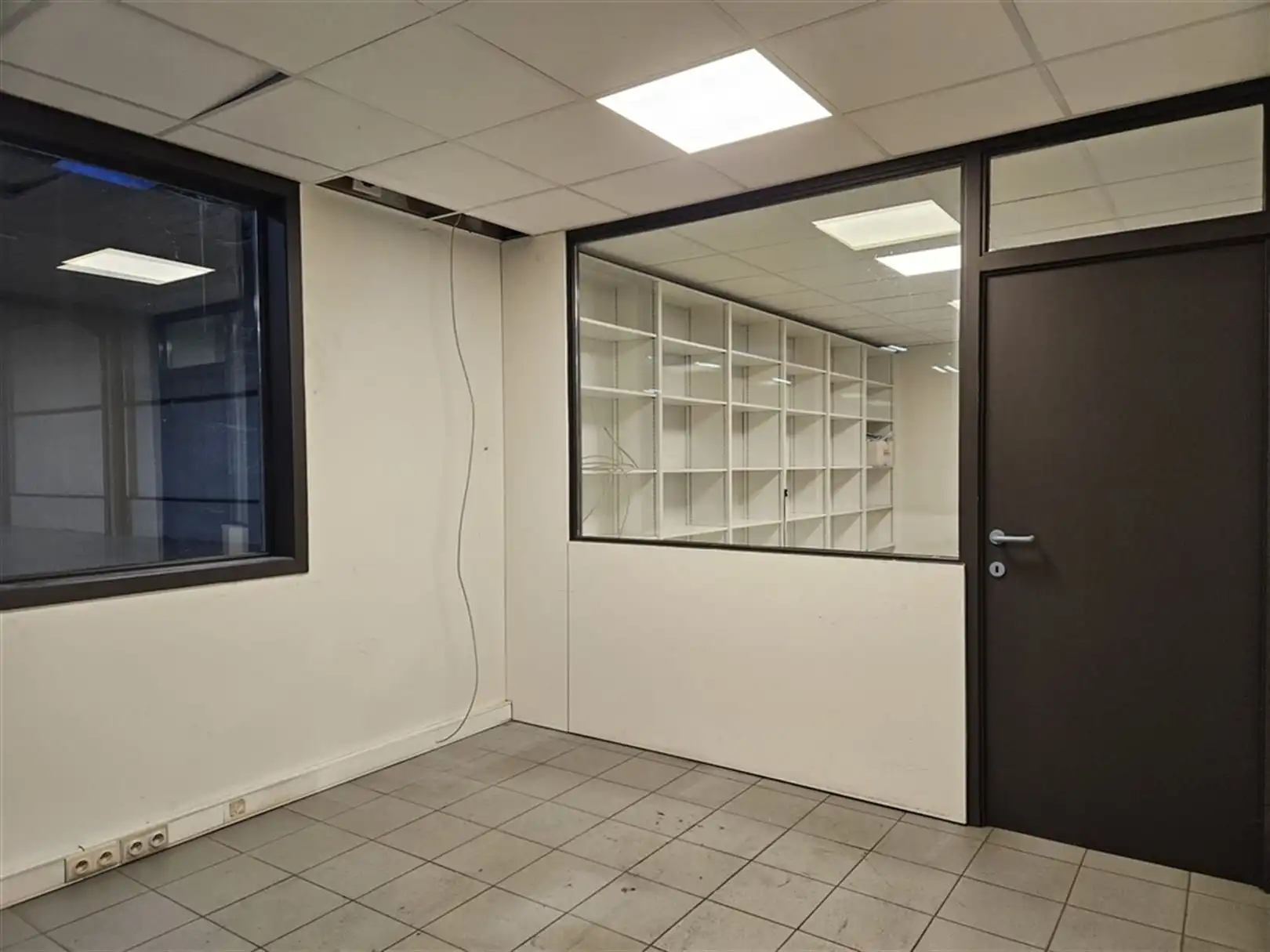 Magazijn met laad- en loskades en kantoren foto 13