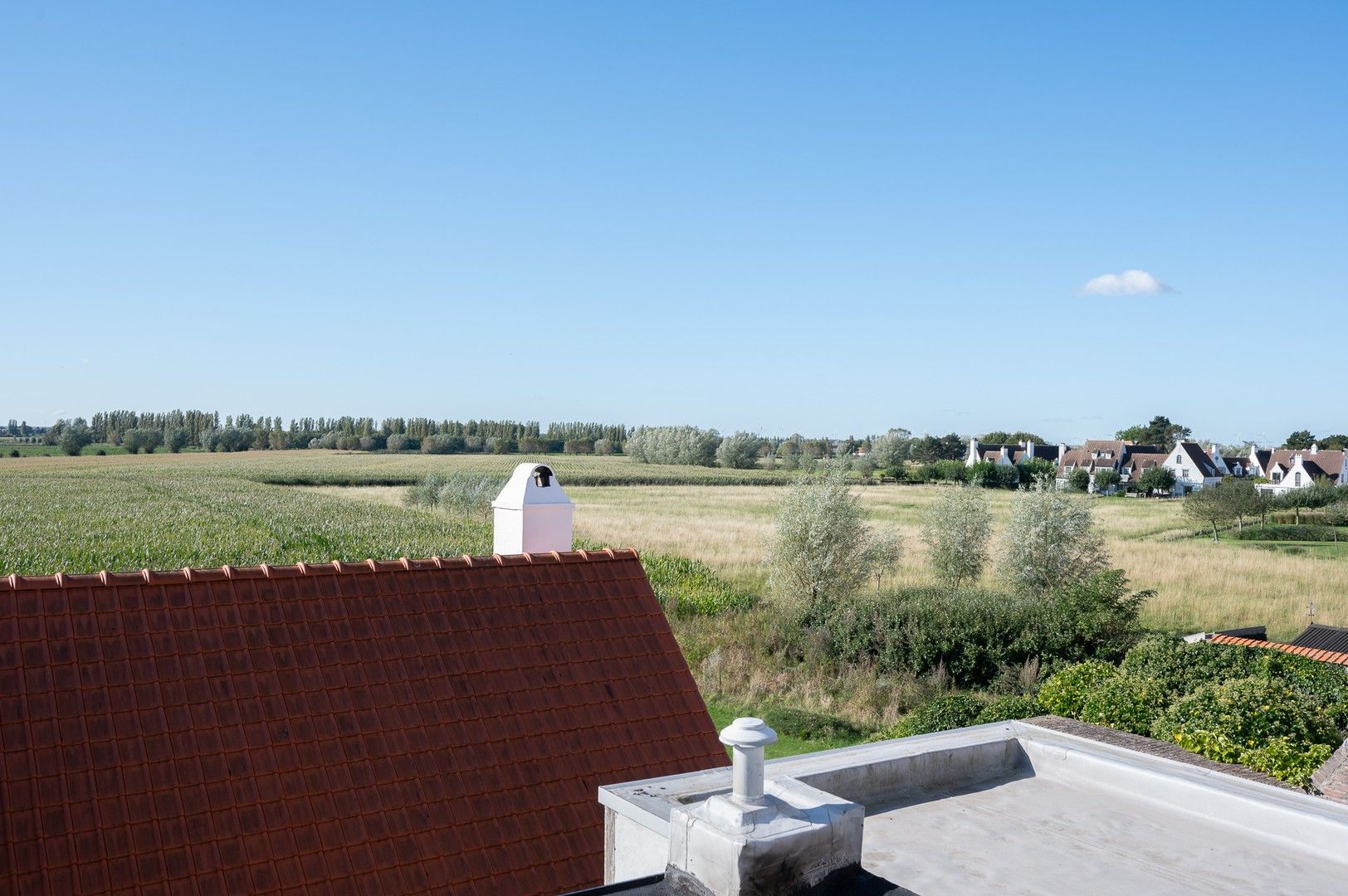 Lichtrijke woning afgewerkt genietend van open zichten op de velden, goed gelegen vlakbij de Kalfsmolen. foto 22