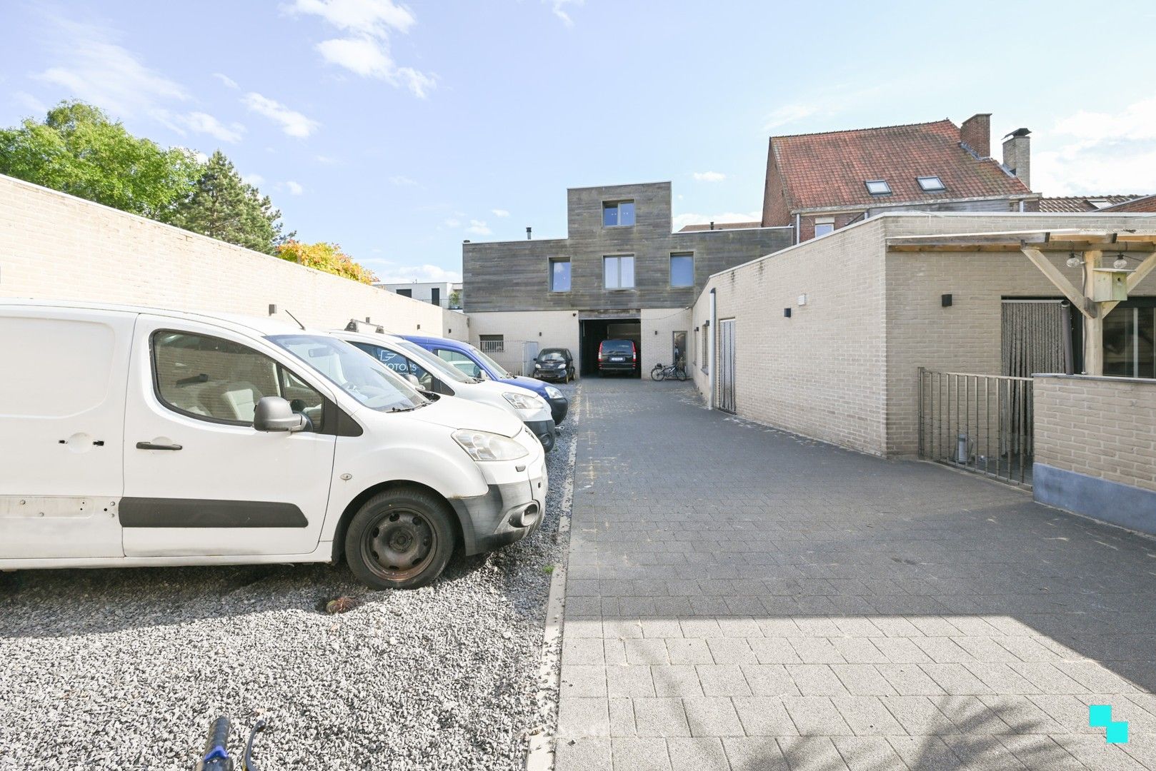 Ruim magazijn met kantoorruimtes en woonst te Lendelede foto 8