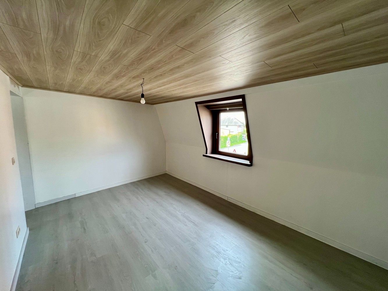 Centraal gelegen woning met 2 slaapkamers en zéér ruime garage! foto 11