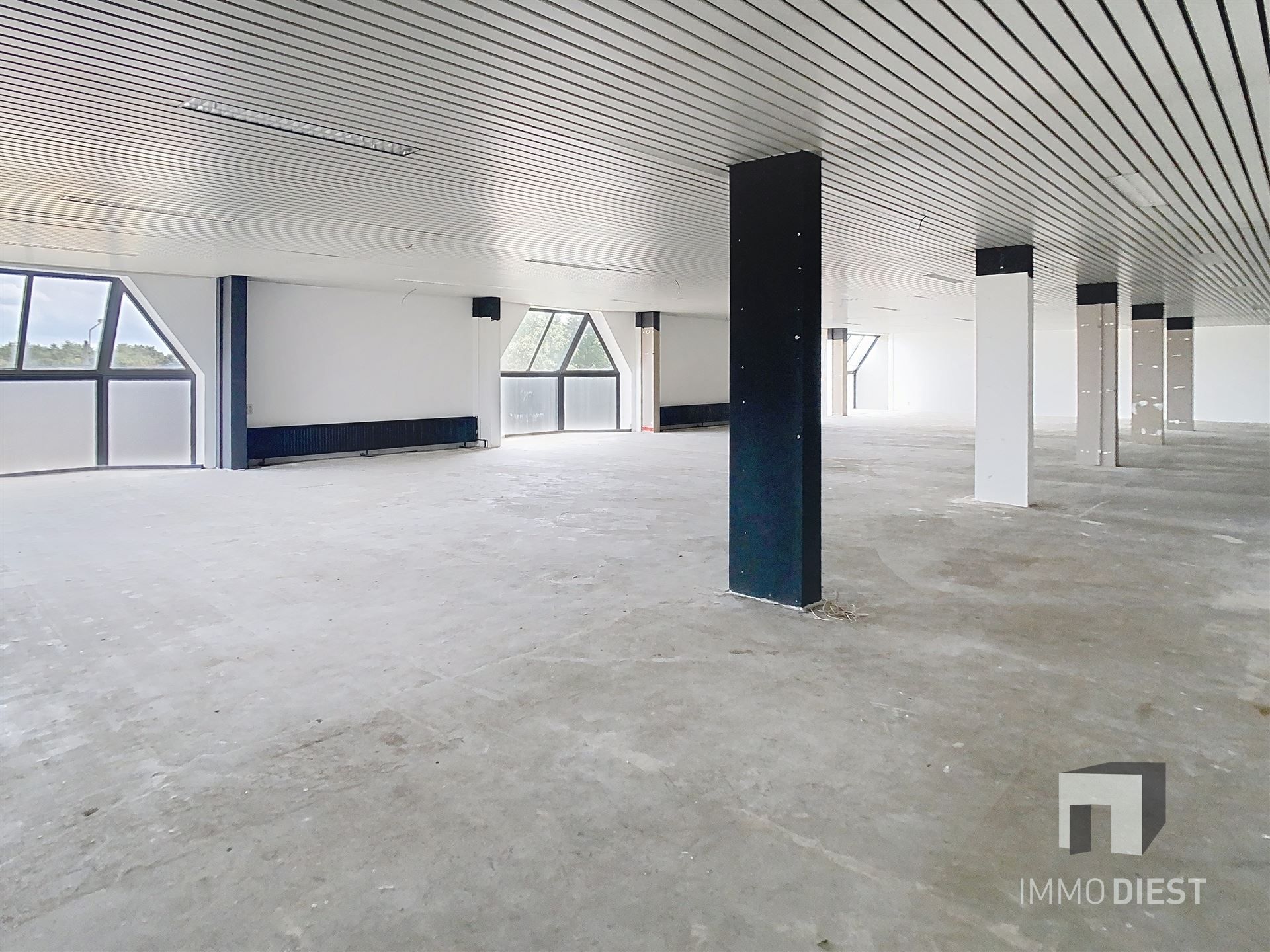 Handelspand van 1181m2 met ruime parking langs verbindingsweg foto 15