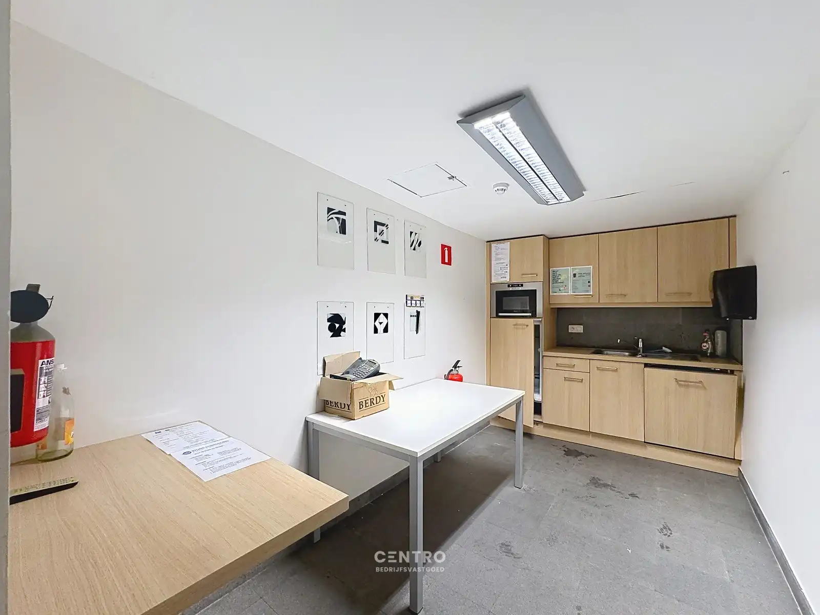 Modern KANTOORRUIMTE te HUUR met ruime parkeergelegenheid voor de deur. Op toplocatie in Oostkamp! foto 5