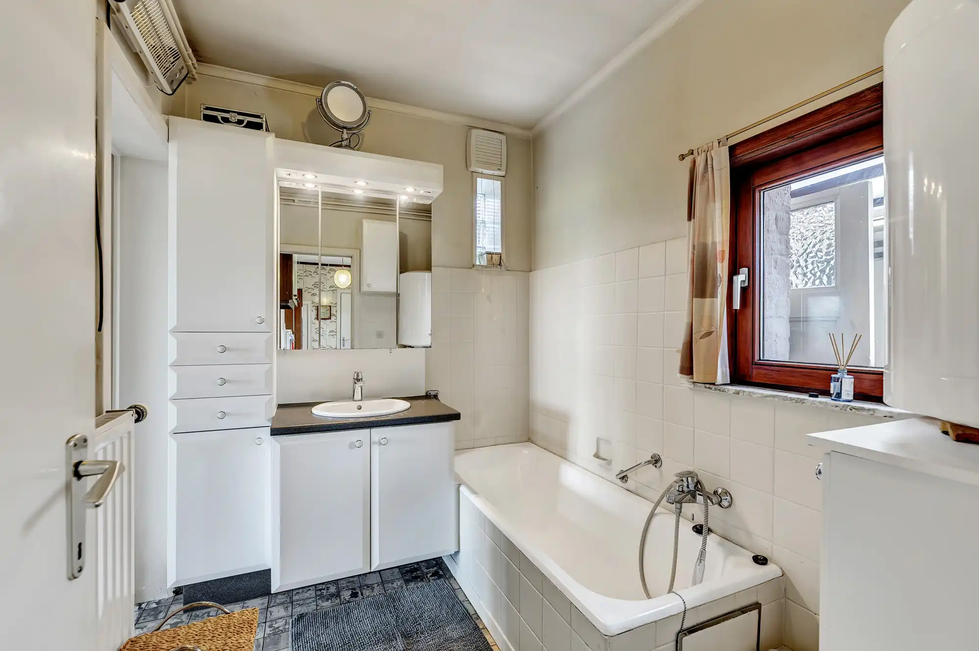 Woning op landelijke ligging met opslagplaats foto 12