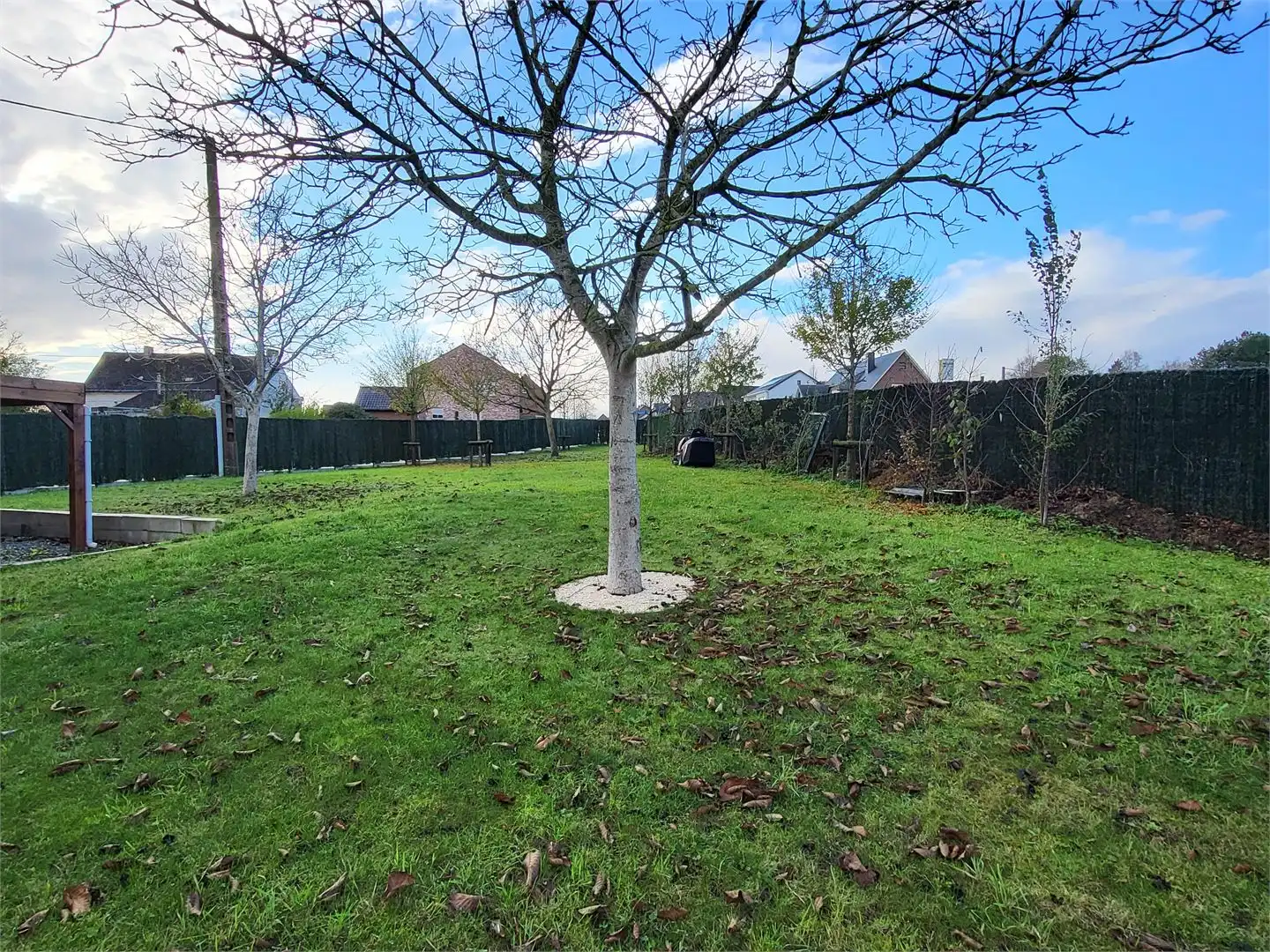 In het landelijke Roborst, een deelgemeente van Zwalm in de prachtige Vlaamse Ardennen, bevindt zich deze ruime en volledig gerenoveerde woning op een perceel van 1.143 m². foto 33