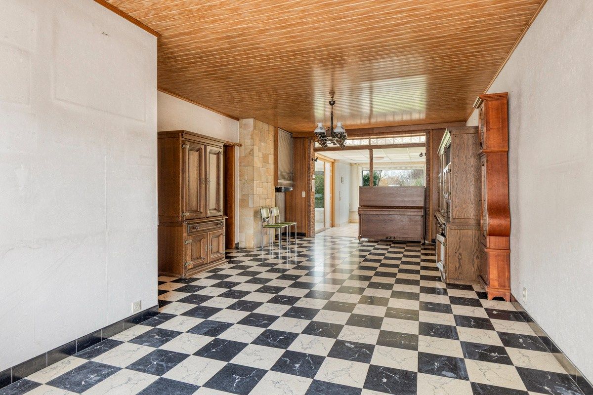 Te renoveren woning met 4 slaapkamers en garage! foto 3