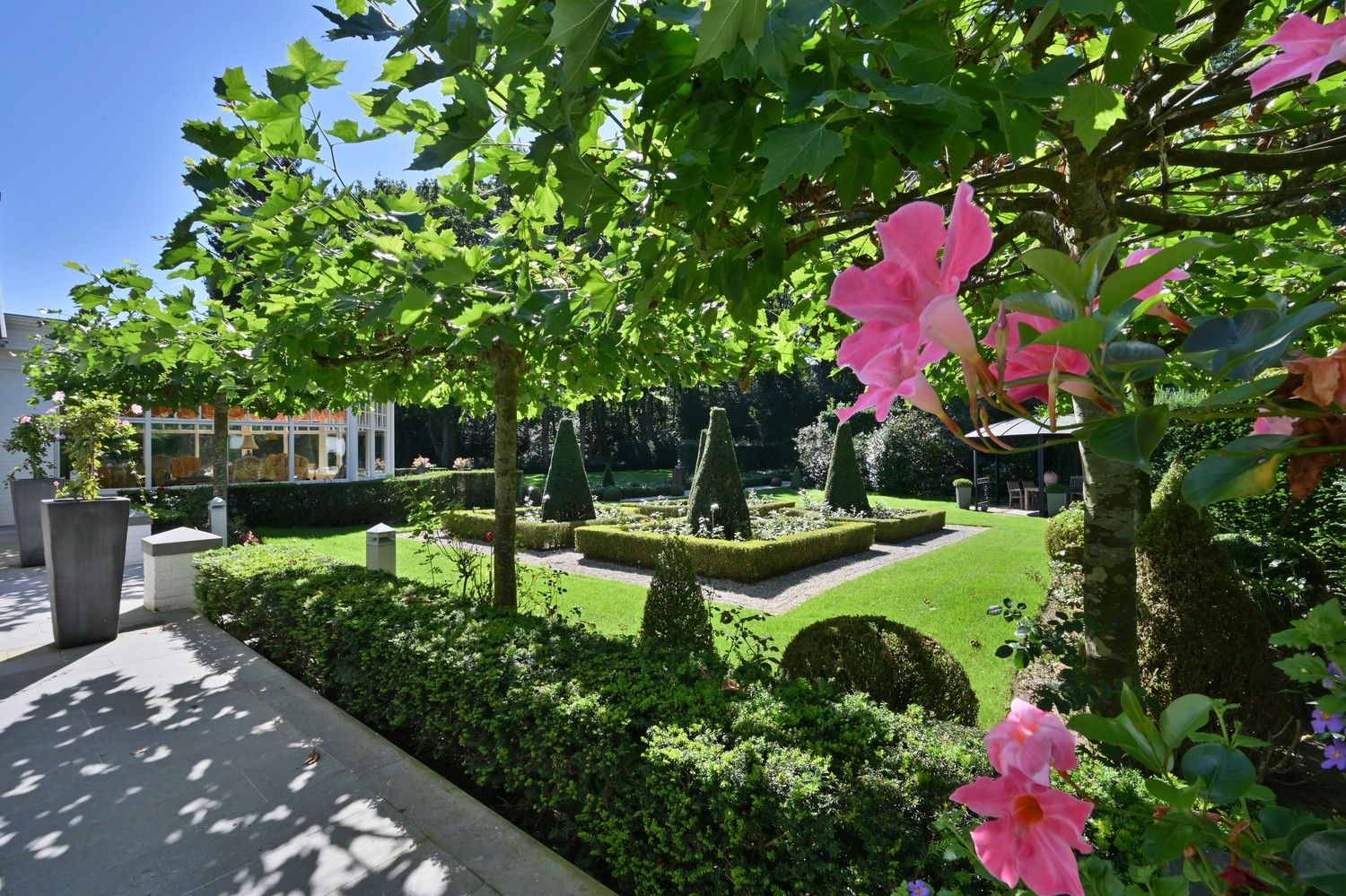 Exclusief afgewerkte villa met parktuin en zwembad, rustig gelegen in villawijk aan bosrand Hoge Kempen foto 39