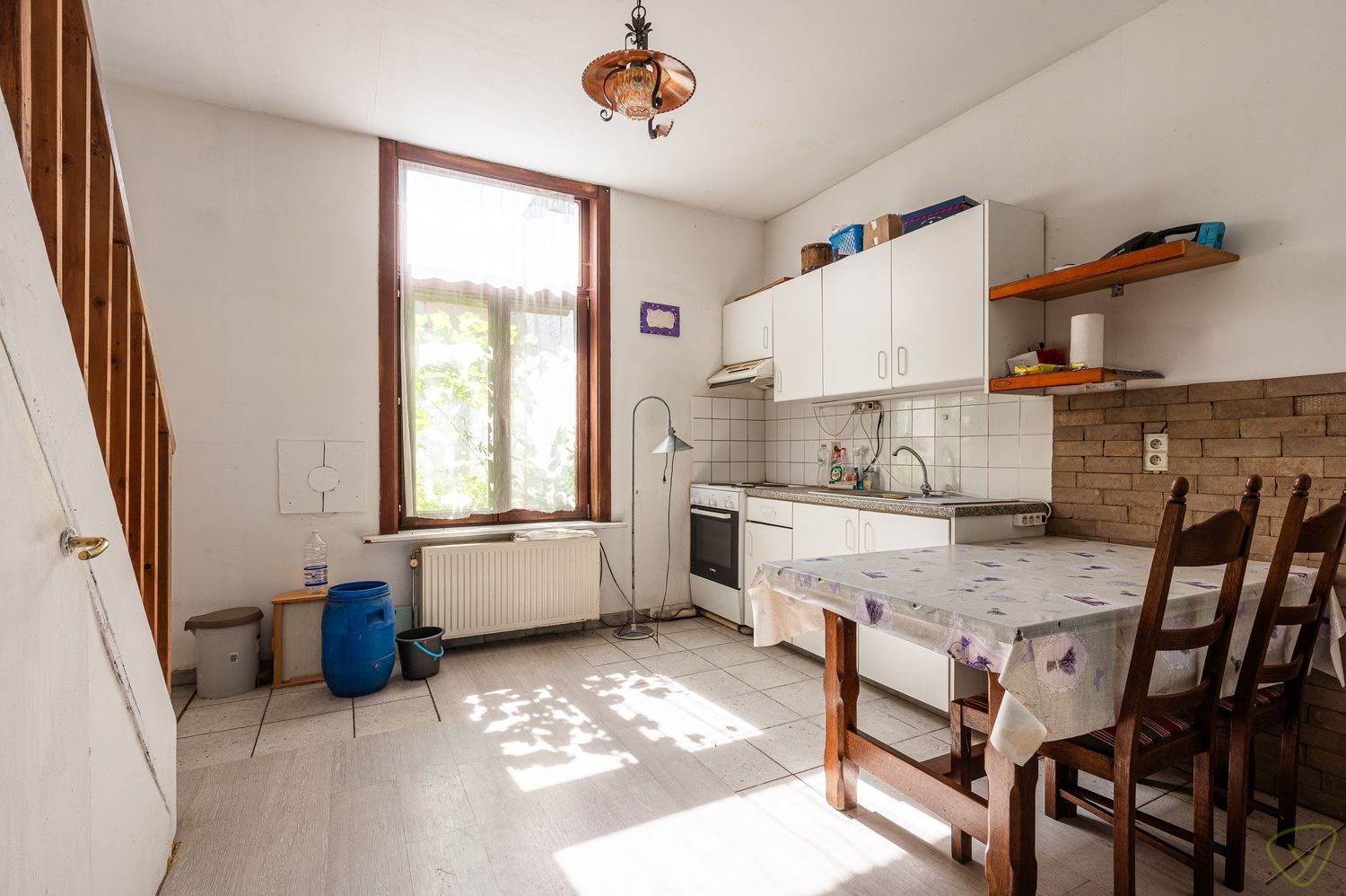 Te renoveren woning met veel potentieel foto 7