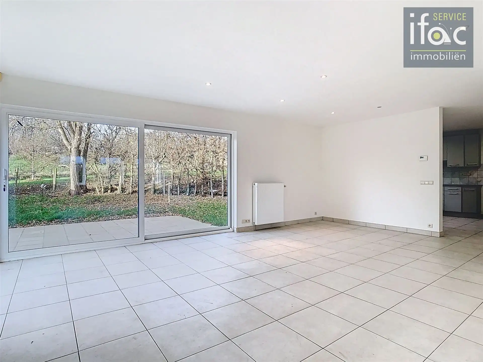 Villa met 4 slaapkamers, 2 badkamers, tuin en garages foto 6