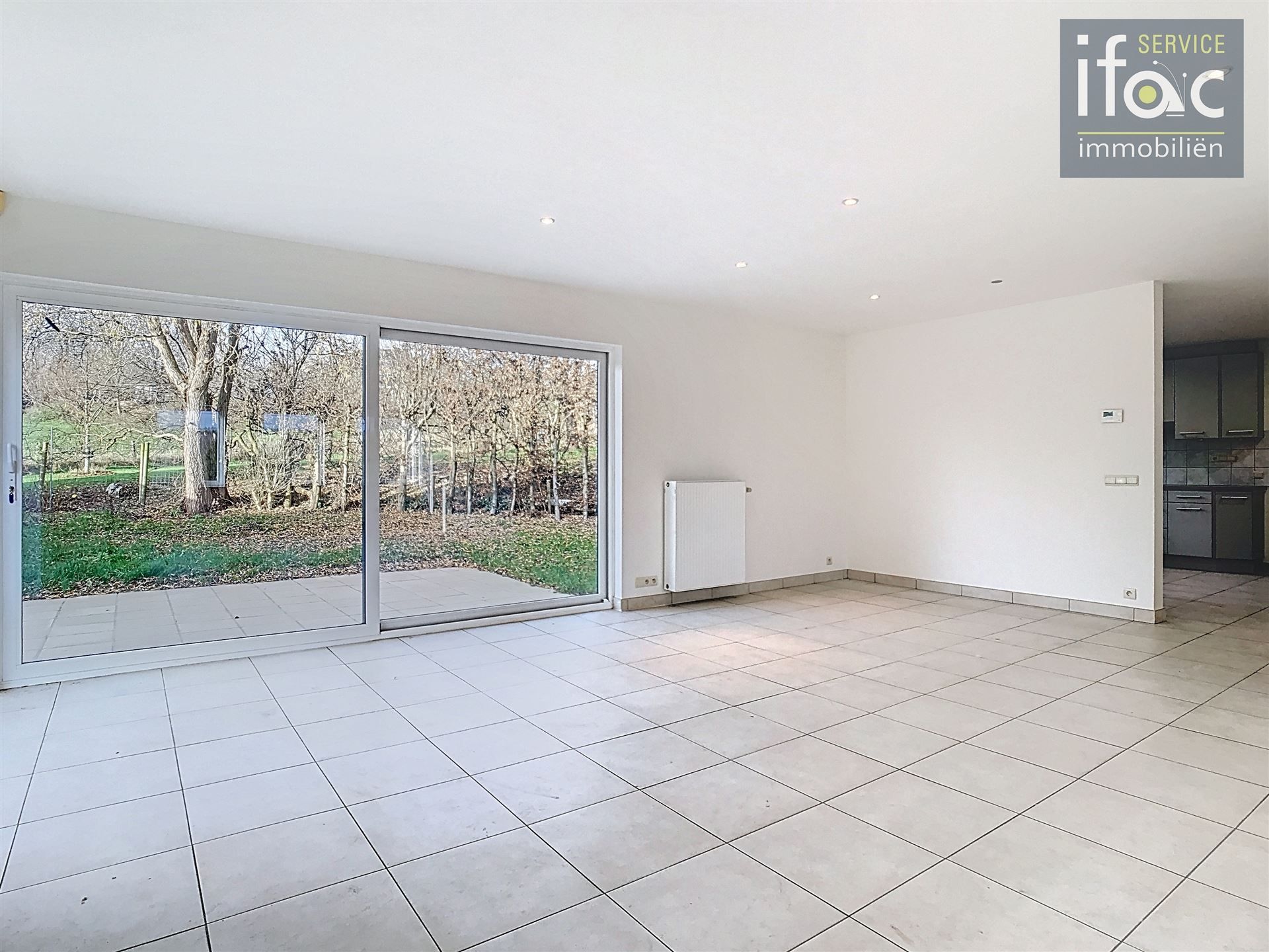 Villa met 4 slaapkamers, 2 badkamers, tuin en garages foto 6