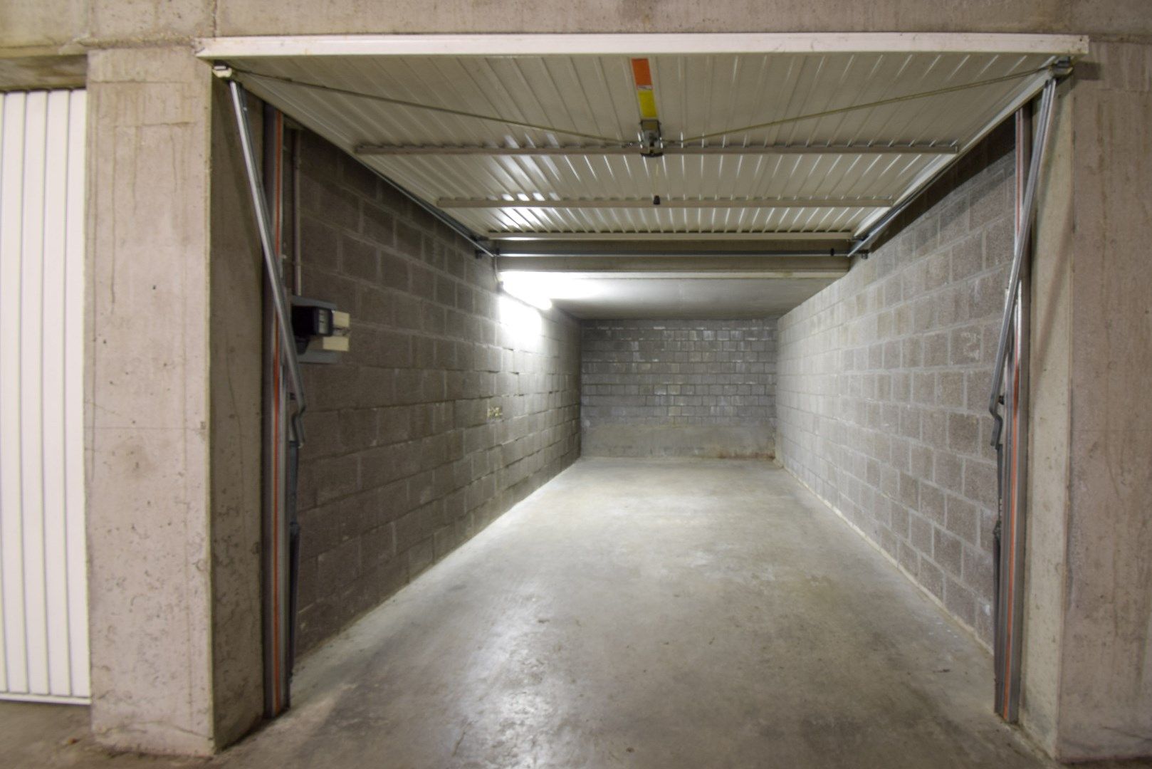Ruime en praktische garagebox foto 7