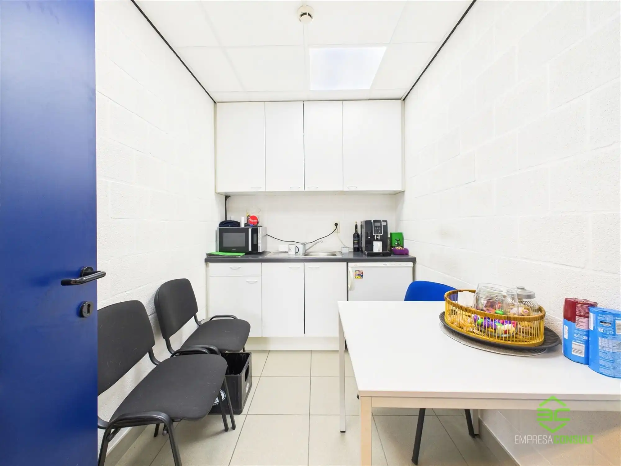 Instapklare werkplaats van 355m² met toonzaal en conciërgewoning! foto 19