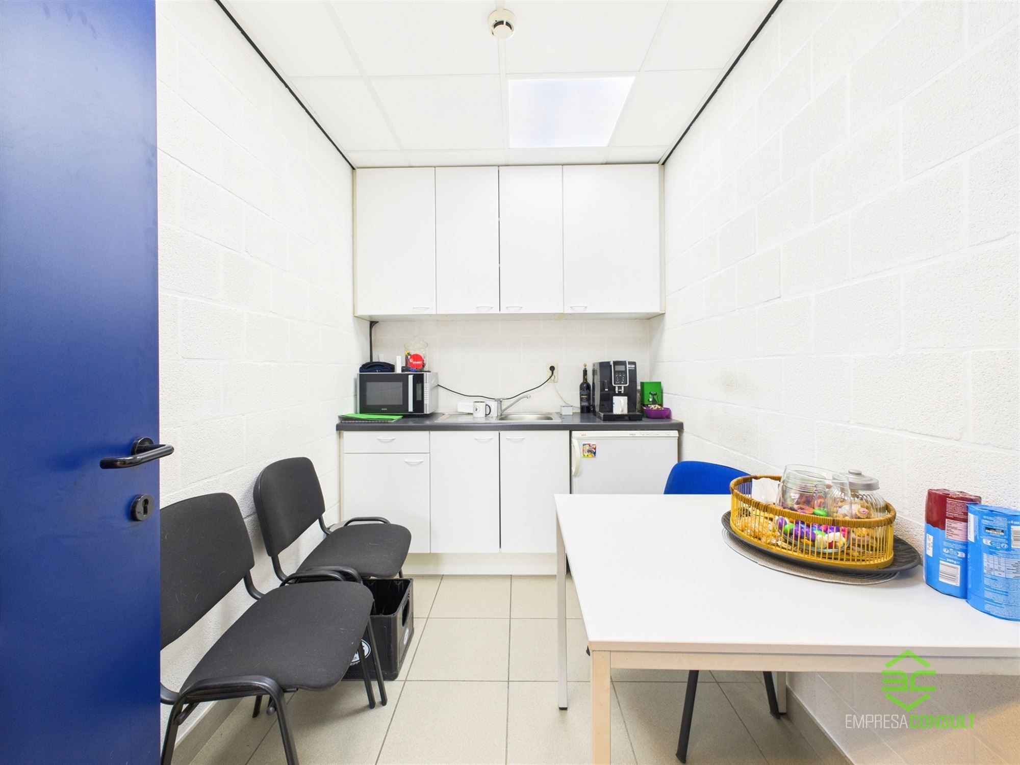 Instapklare werkplaats van 355m² met toonzaal en conciërgewoning! foto 19