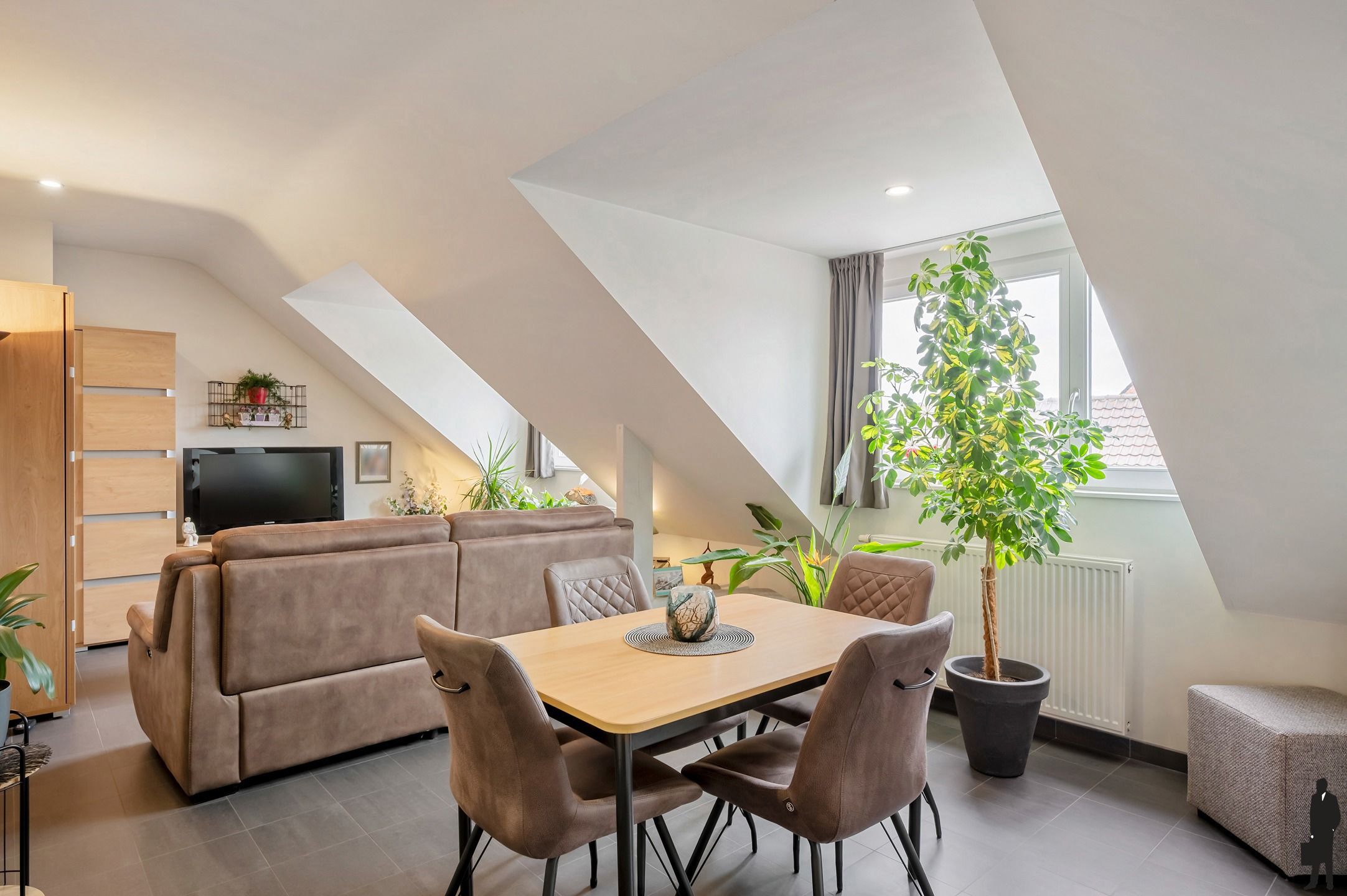 Polyvalent gebouw met 60 parkeerplaatsen en appartement! foto 13