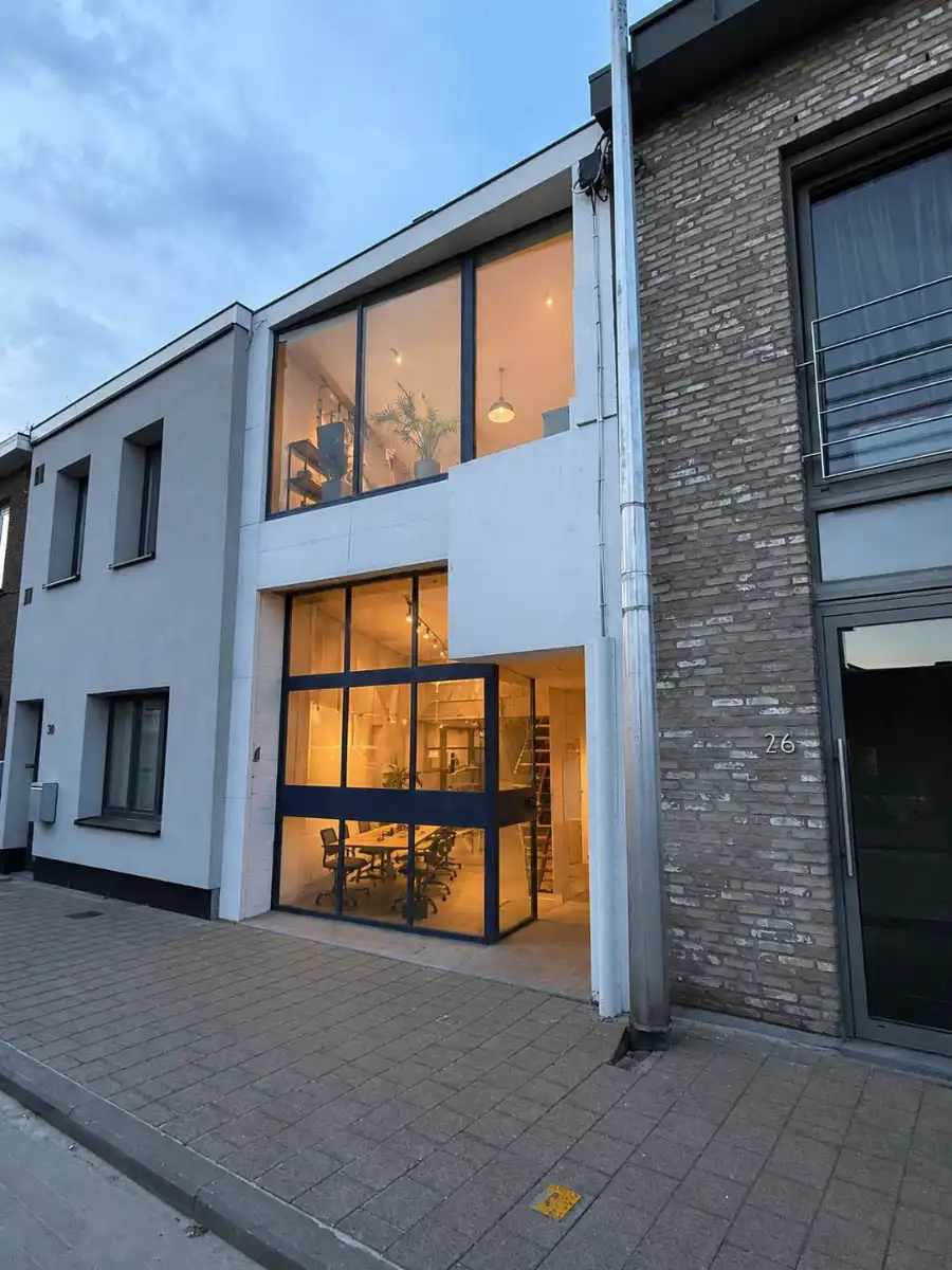 Zeer bereikbaar handelspand (119m²) met meerdere open ruimtes en tuin in Zwijnaarde foto 2