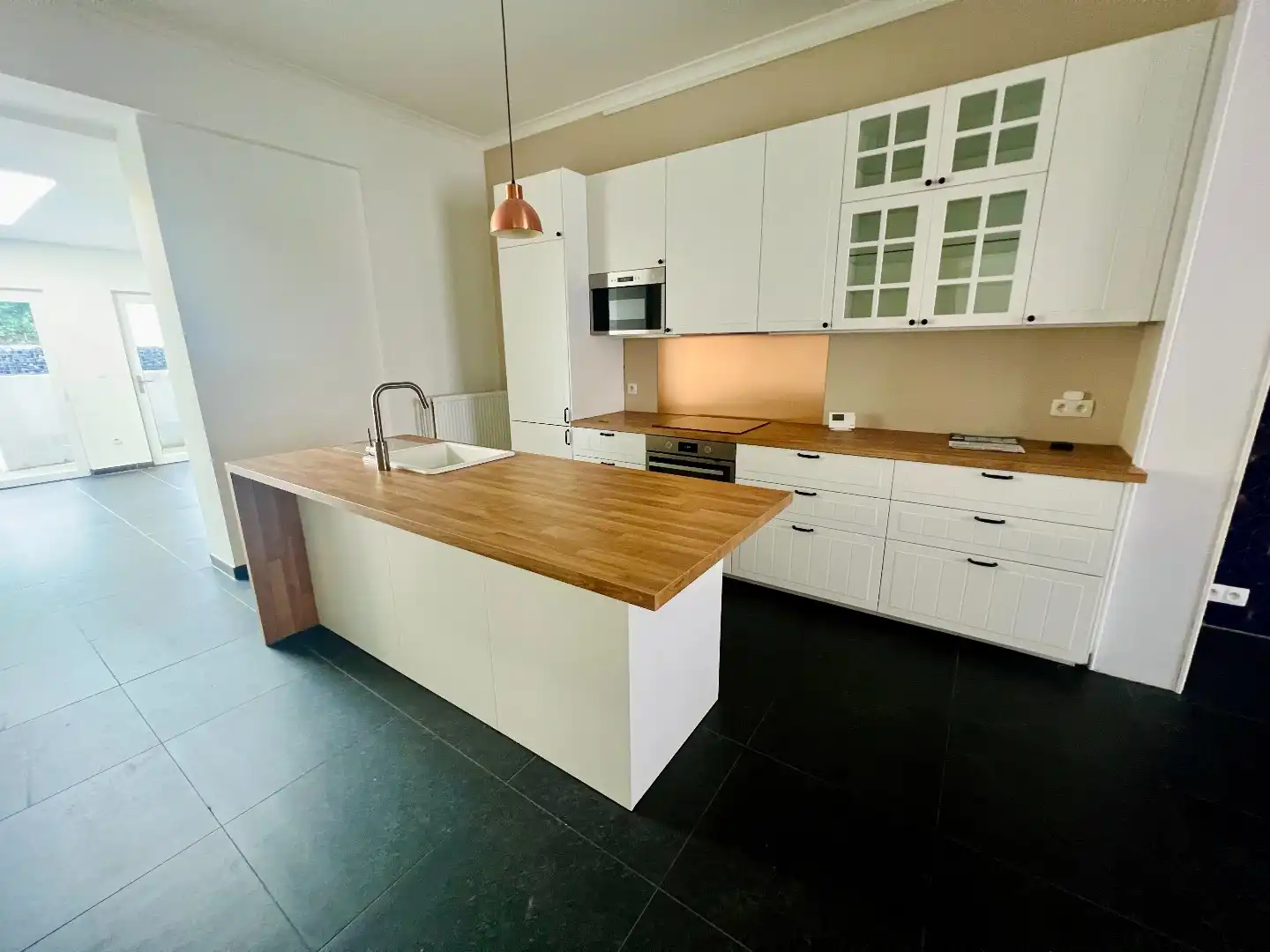 Gerenoveerde rijwoning met 2 slpks, poyvalente zolderruimte, terras en autostaanplaats foto 3