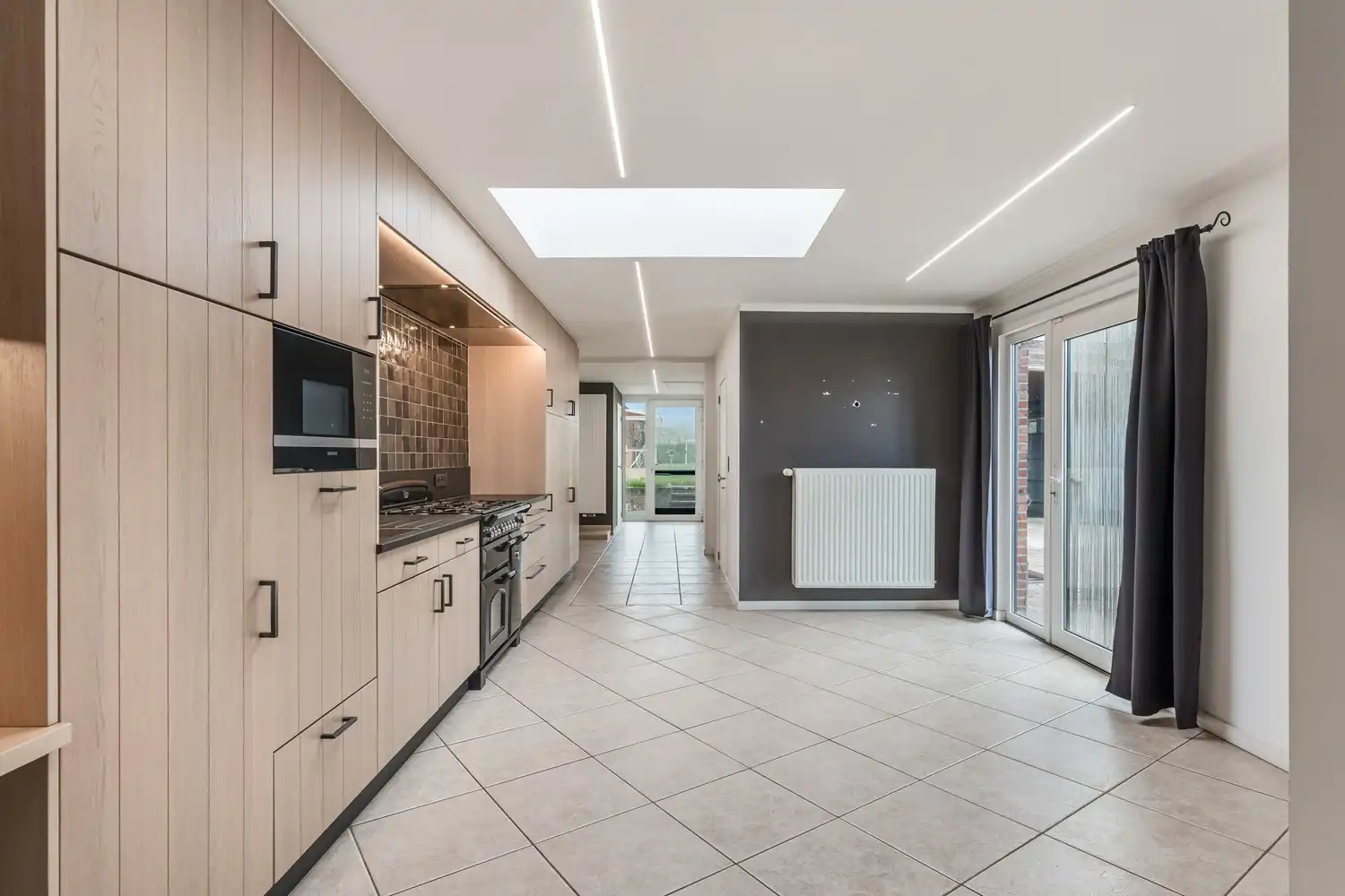 Instapklare, gerenoveerde halfopen bebouwing met 3 slaapkamers op ruim perceel in Sint-Truiden foto 7