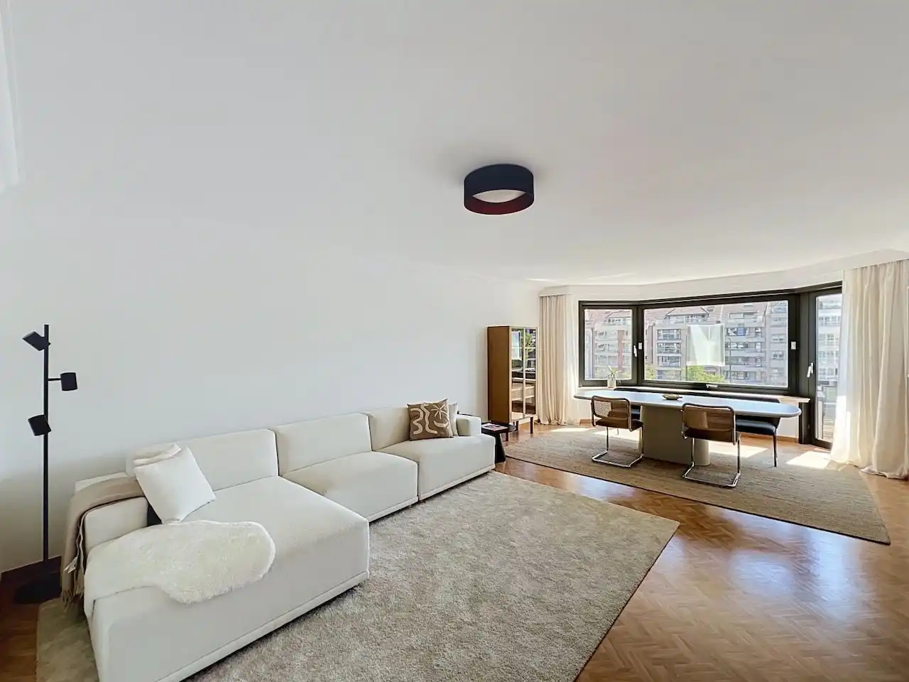 Tweede verblijf l gemeubeld twee slaapkamer appartement, gelegen op de Graaf d'Ursellaan. foto 4