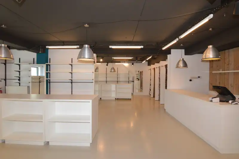 Commercieel pand op toplocatie met ruime parkeergelegenheid foto 10
