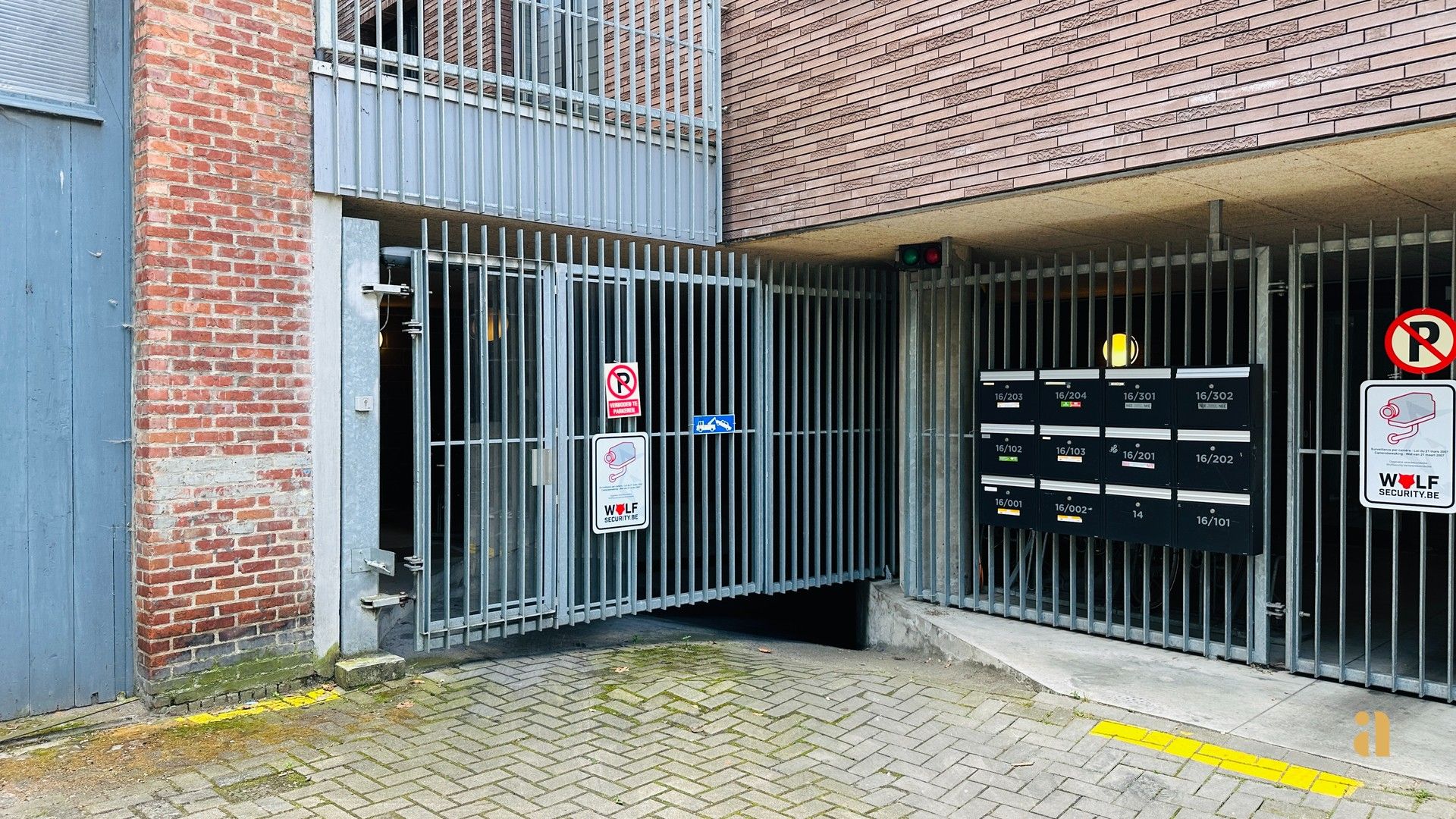 Parkeerplaats in een modern gebouw uit 2016! foto 2